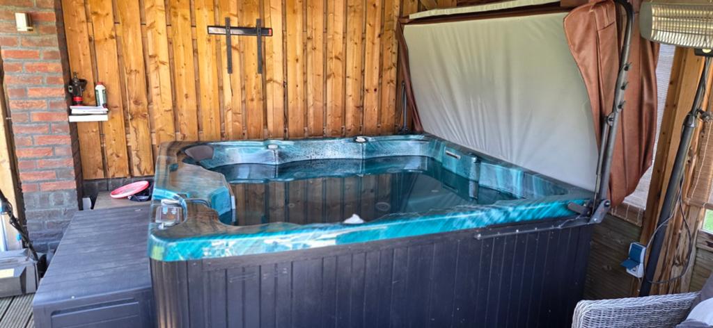 Luxe 6 persoons Jacuzzi Reflections met Cover en lifter, Tuin en Terras, Bubbelbaden en Hottubs, Ophalen, Gebruikt, Filter, Vast