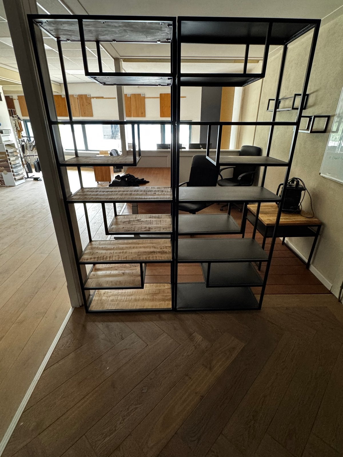 Zwart stalen kast met houten planken, Ophalen, Met plank(en), Gebruikt, 200 cm of meer