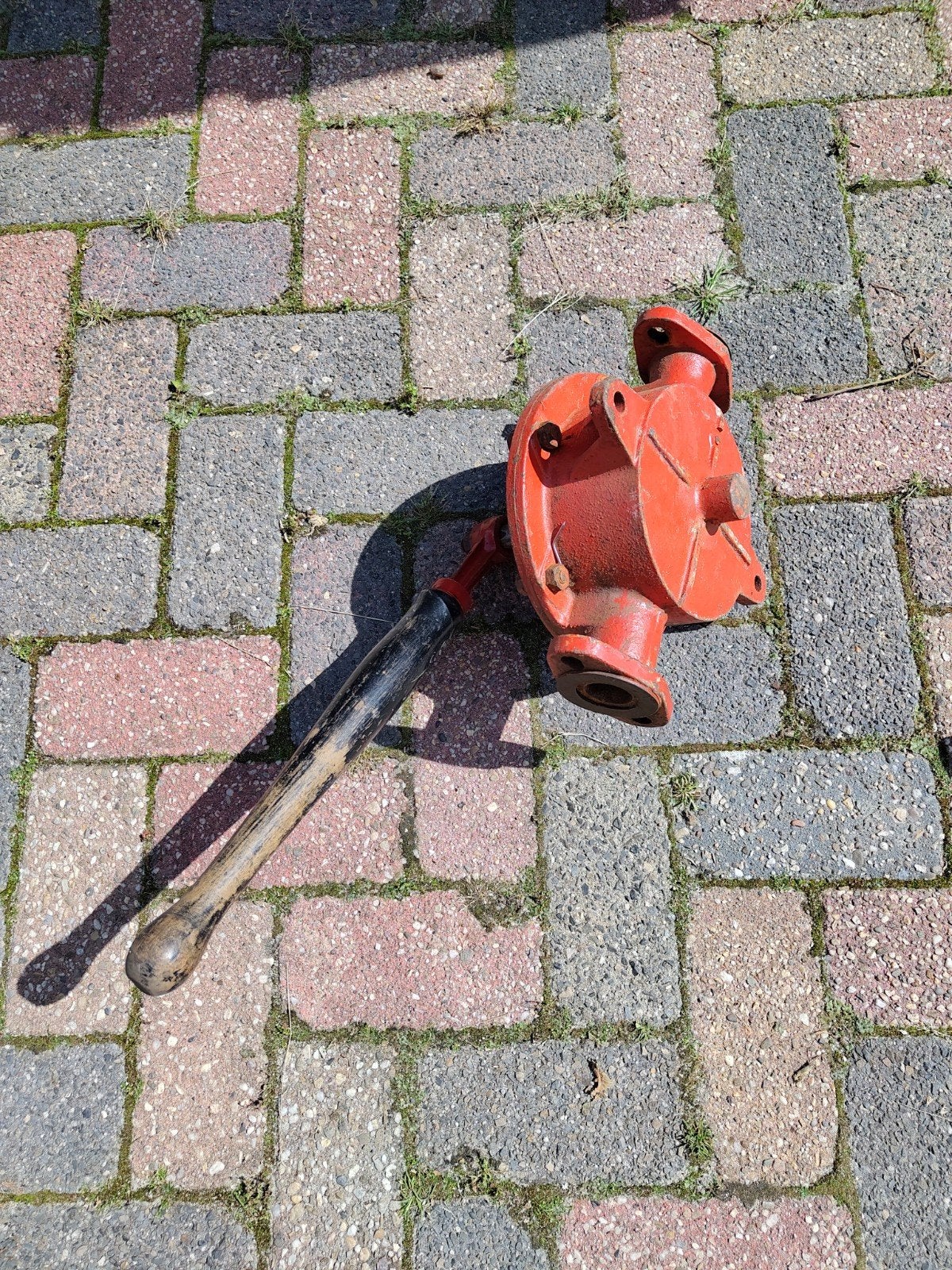Oude mechanische pomp uit Tsjechoslowakije, Ophalen