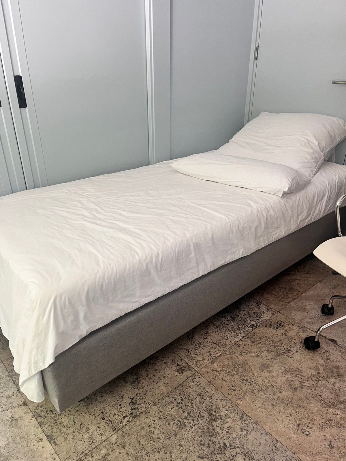 Grijze boxspring 100x220, Huis en Inrichting, Slaapkamer | Boxsprings, 100 cm, Eenpersoons, Ophalen of Verzenden, Zo goed als nieuw
