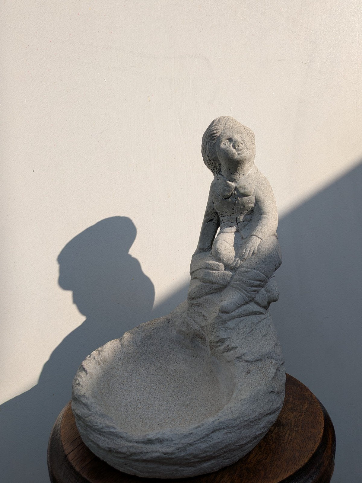 Betonnen Tuinbeeldje: Zittend Figuur met Schaal, Ophalen of Verzenden, Gebruikt, Beton, Mensenbeeld