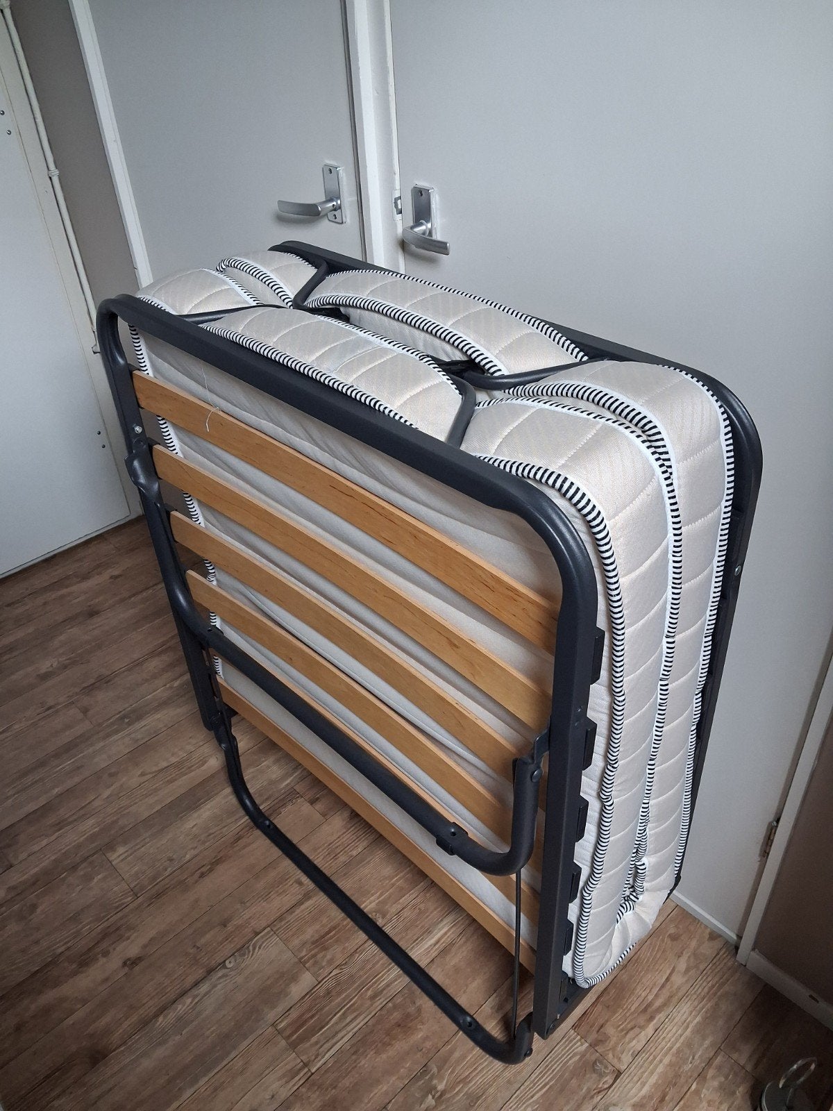Opklapbaar logeerbed - Zo goed als nieuw, Ophalen, Eenpersoons, Zo goed als nieuw, Metaal