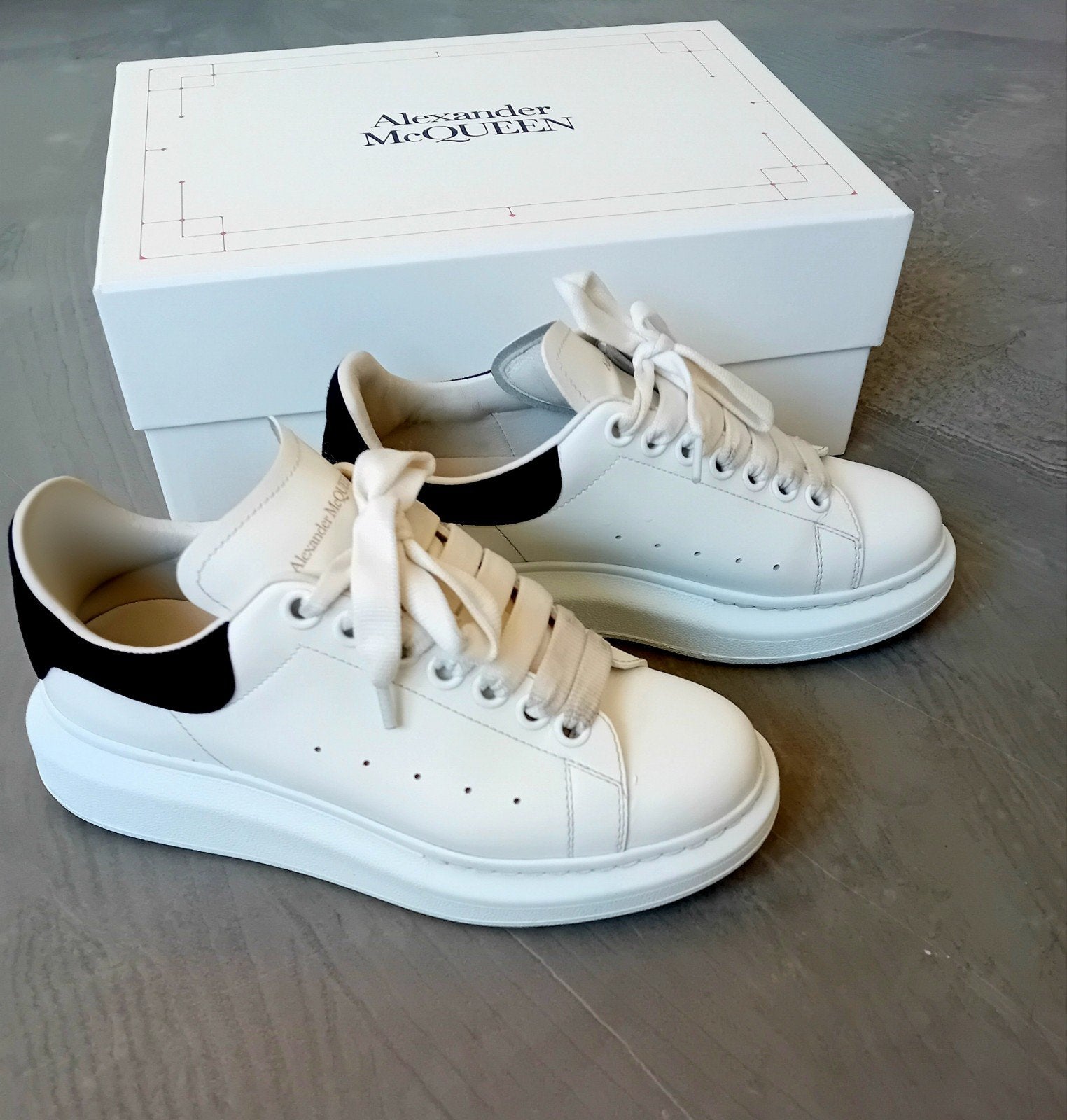 Alexander McQueen Sneakers Maat 36 - Wit met Zwart Detail, Kleding | Dames, Schoenen, Wit, Ophalen of Verzenden, Alexander McQueen