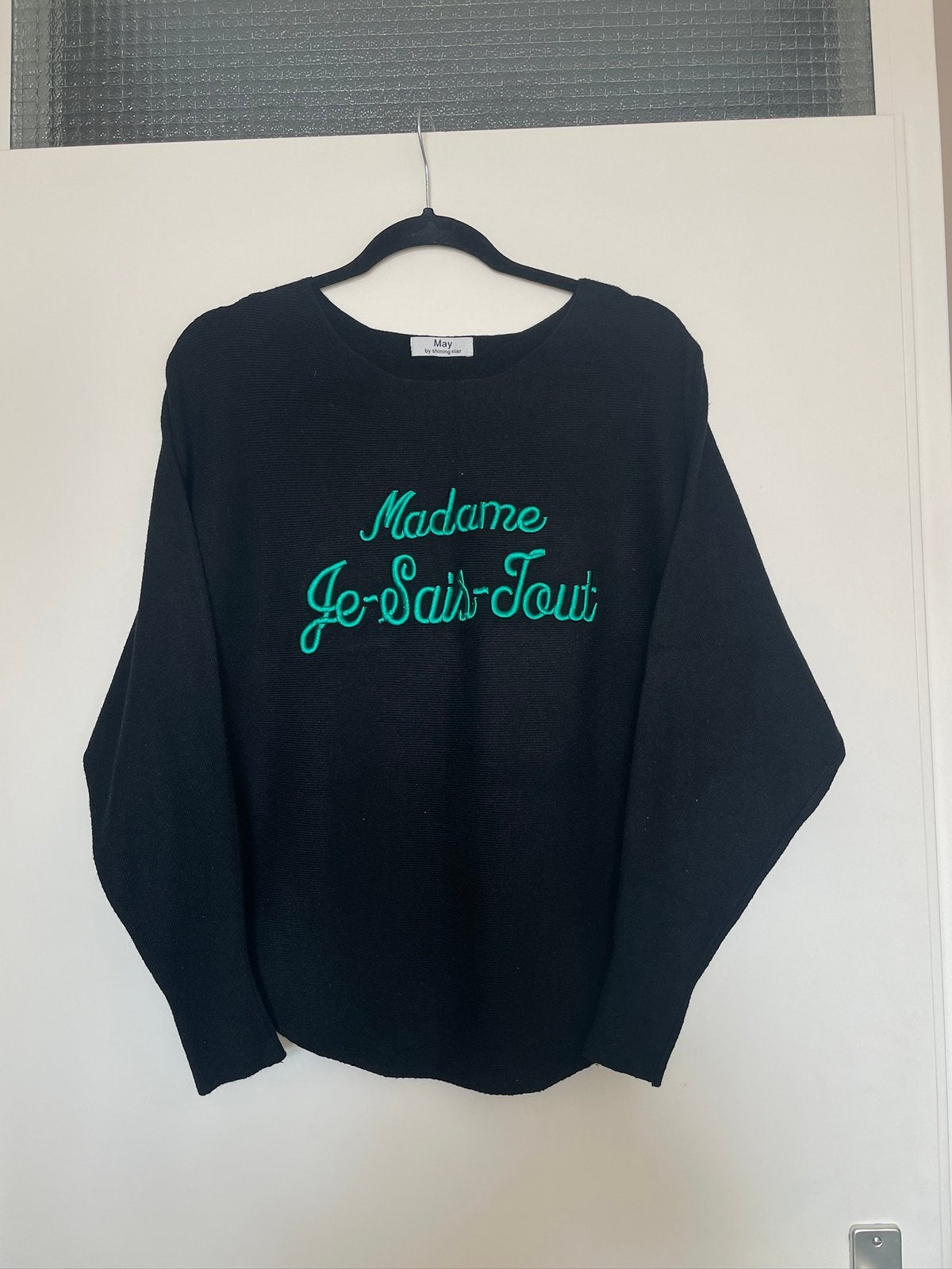 Zwarte sweater vleermuis mouw trui groene franse tekst mt 40, Ophalen of Verzenden, Zo goed als nieuw, Maat 38/40 (M), Zwart