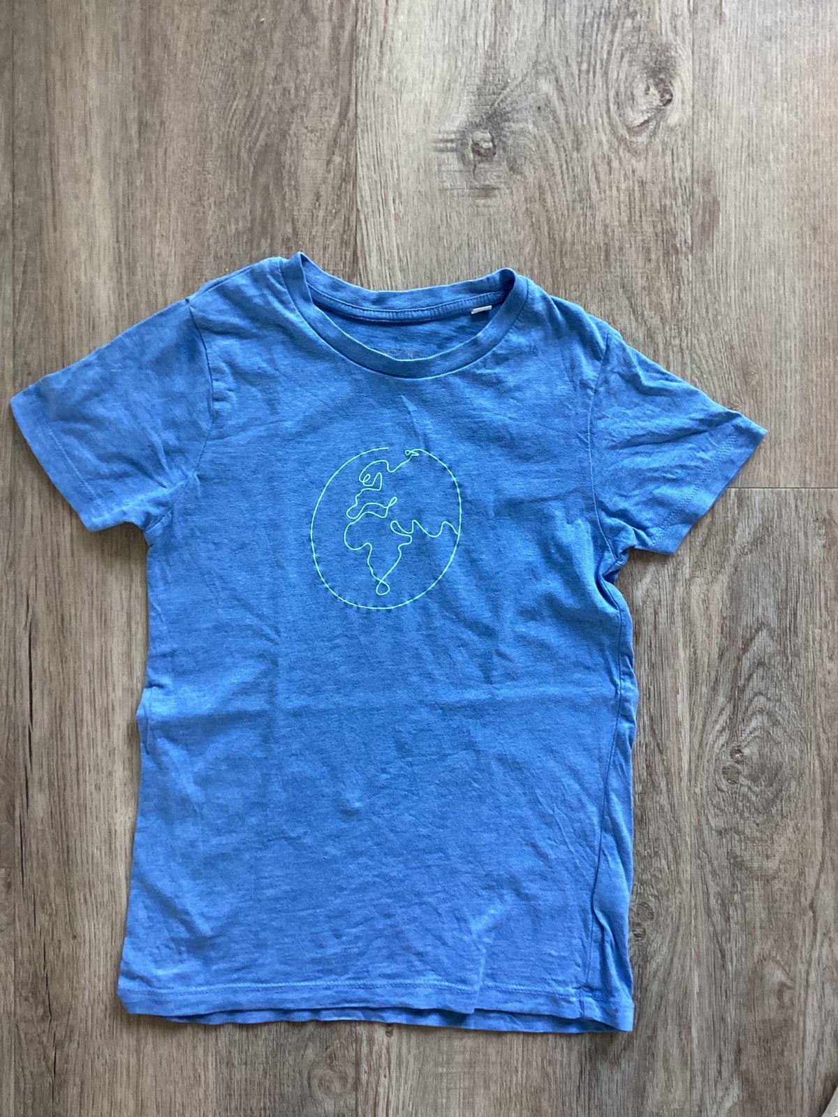 T-shirt met aardeprint (122), Ophalen of Verzenden, Gebruikt, Jongen of Meisje, Shirt of Longsleeve