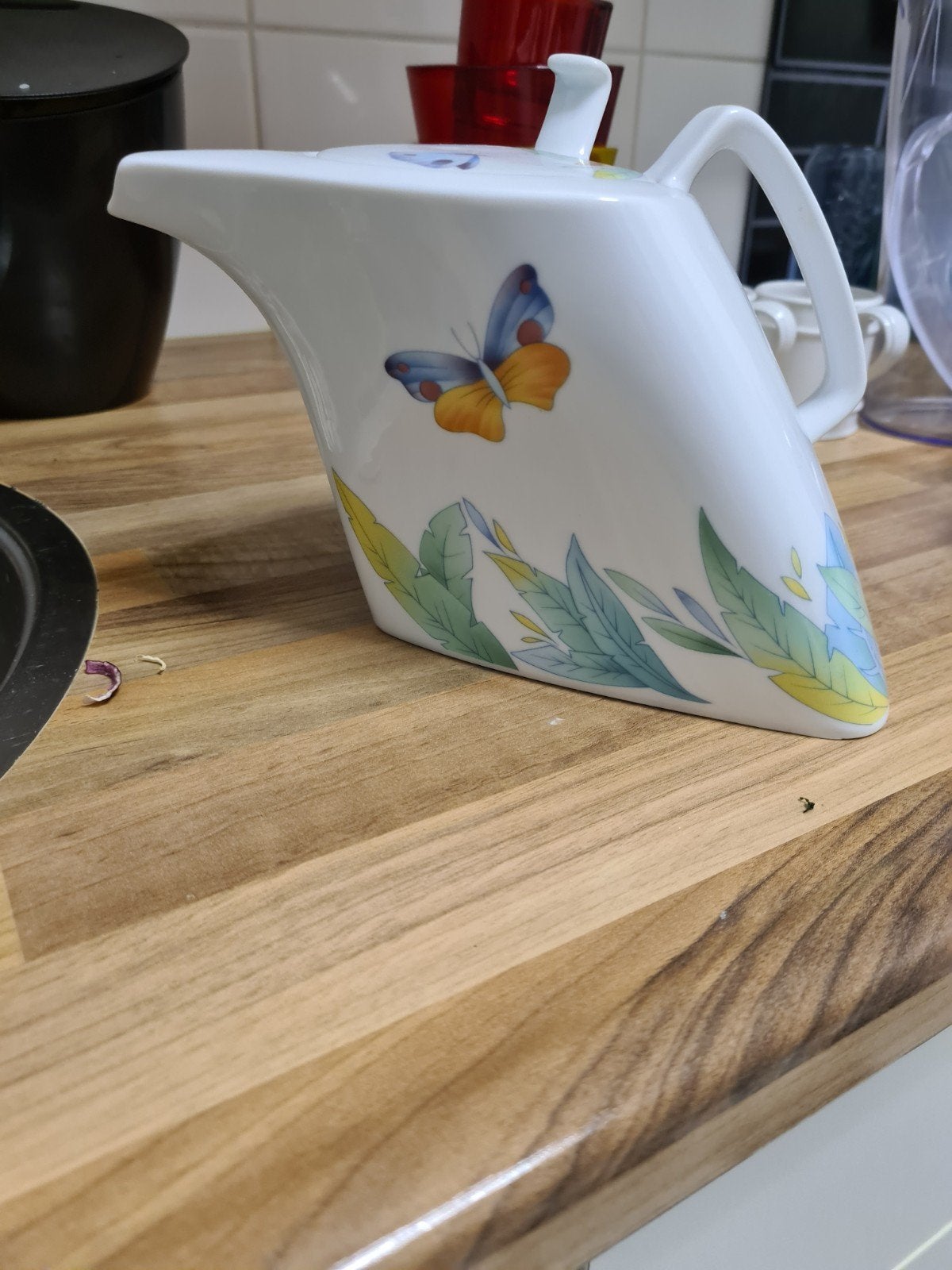 Witte theepot met vlinders en bladeren decoratie, Keramiek, Ophalen of Verzenden, Zo goed als nieuw, Theepot