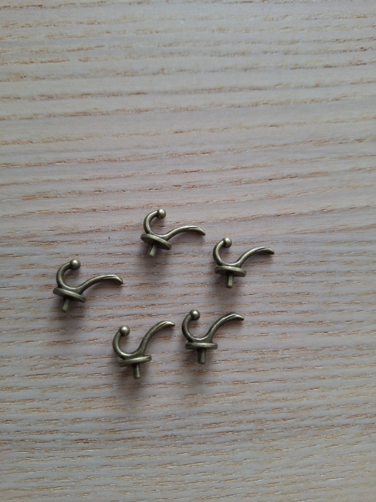 5 metalen kapstokhaakjes voor poppenhuis 1:12 nieuw, Ophalen of Verzenden, Nieuw, Toebehoren