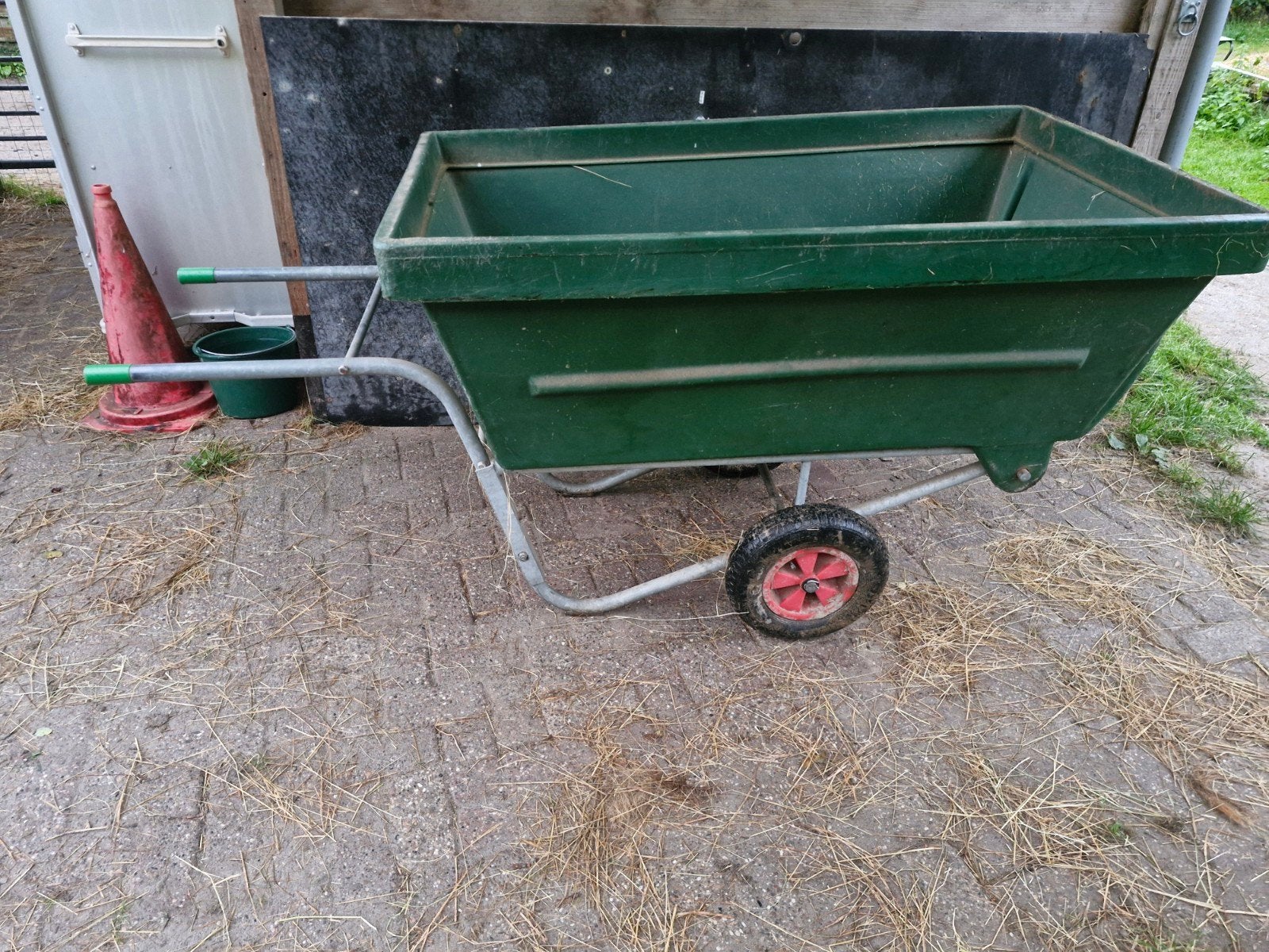 600 liter  groene kruiwagen met twee wielen, Tuin en Terras, Ophalen, Gebruikt, Handmatig, Onbekend