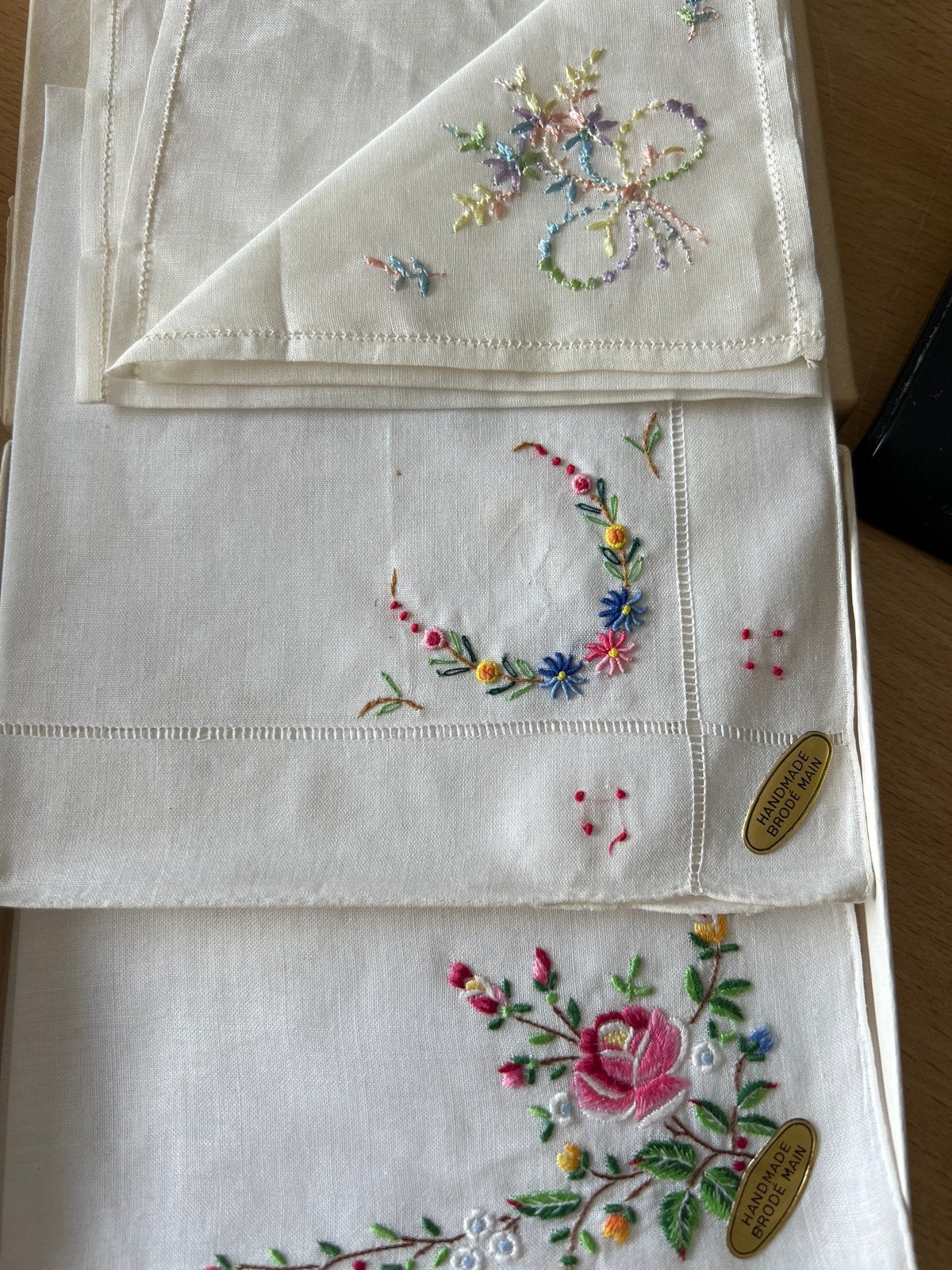 Set van 3 handgeborduurde zakdoeken in origineel doosje, Antiek en Kunst, Antiek | Kleden en Textiel, Verzenden