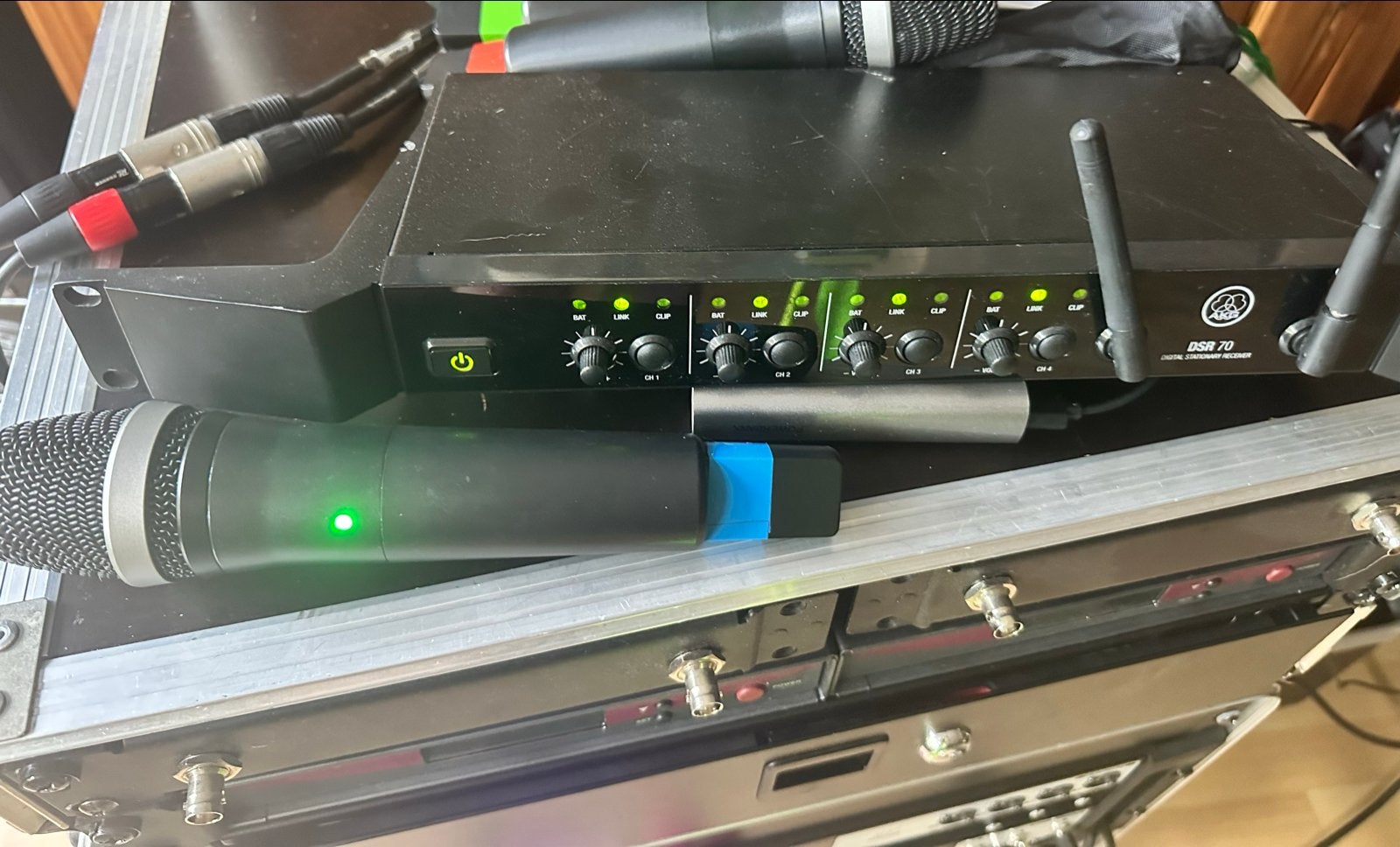 AKG DSR 70 Digitale Draadloze Microfoon Set met 4 DHT 70 Mic, Ophalen, Gebruikt, Zangmicrofoon, Draadloos