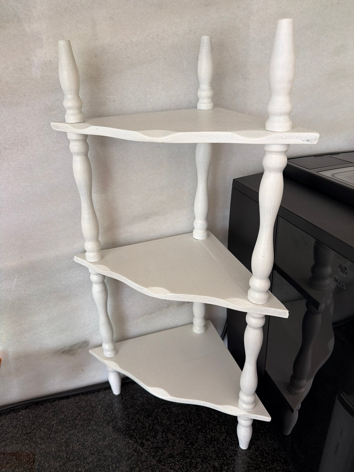 Kleine houten hoek etagère, 48 cm hoog, Huis en Inrichting, Woonaccessoires | Etagères, Ophalen of Verzenden, Zo goed als nieuw