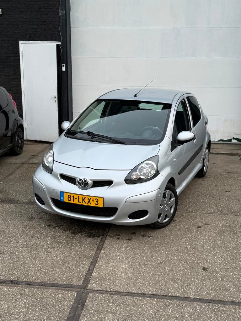 Toyota Aygo 1.0 2010 Grijs ( Nap/NewApk/5drs, Voorwielaandrijving, Stof, Zwart, 4 stoelen