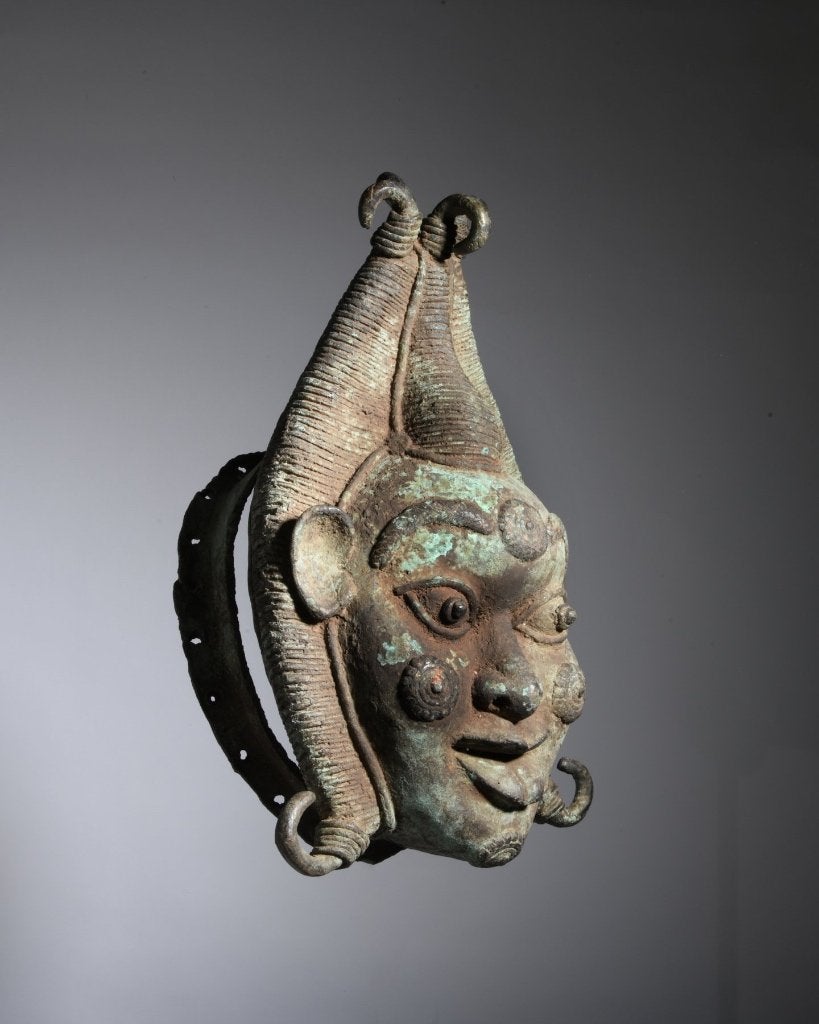 261088 Afrikaans Bronze Ori Olokun masker - Benin - Nigeria., Ophalen of Verzenden