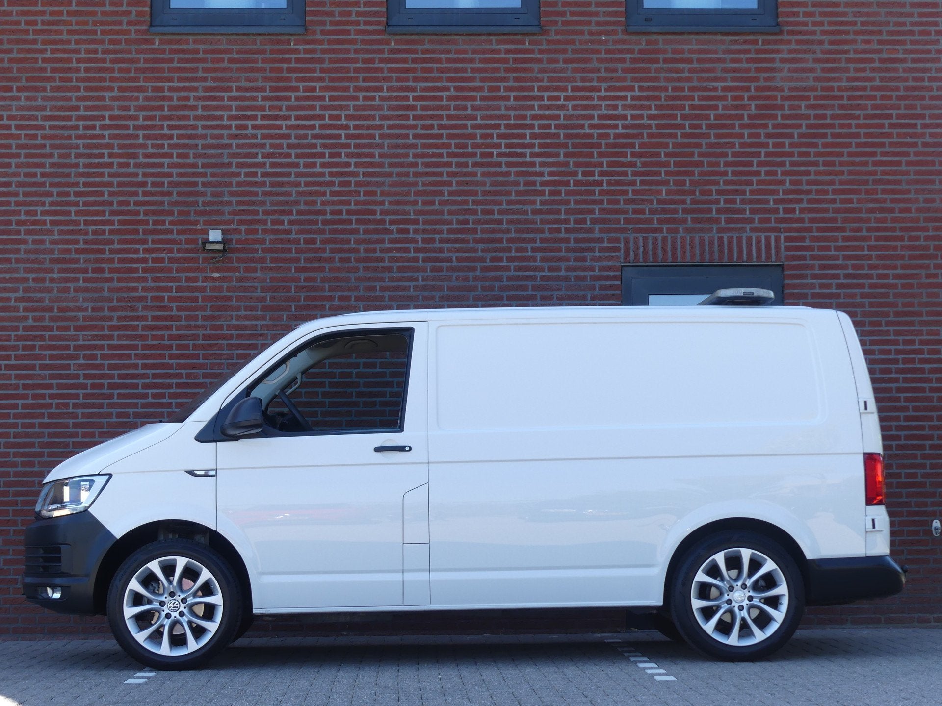 Volkswagen Transporter 2.0 TDI 150 PK L1 Airco/Trekhaak/Crui, Auto's, Gebruikt, Euro 6, 4 cilinders, 150 pk