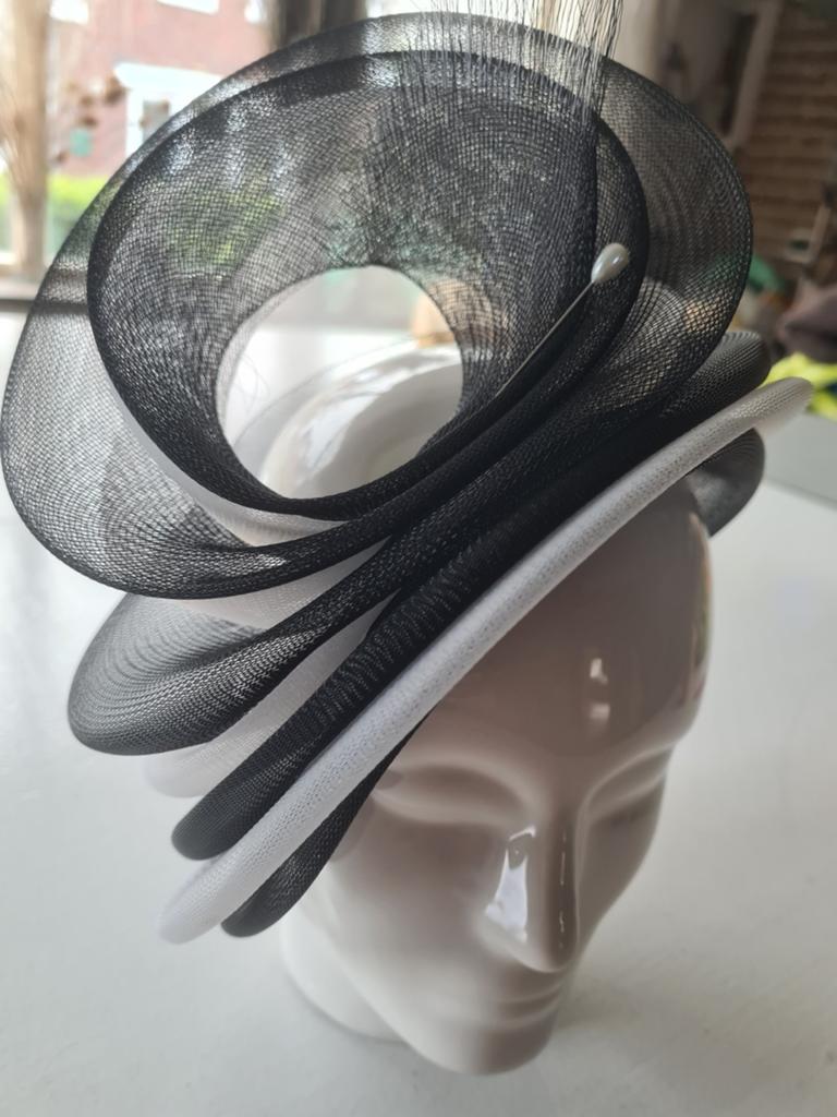 Elegante crinoline hoed in zwart-wit, Kleding | Dames, Hoeden en Petten, Ophalen, Zo goed als nieuw, One size fits all, Hoed