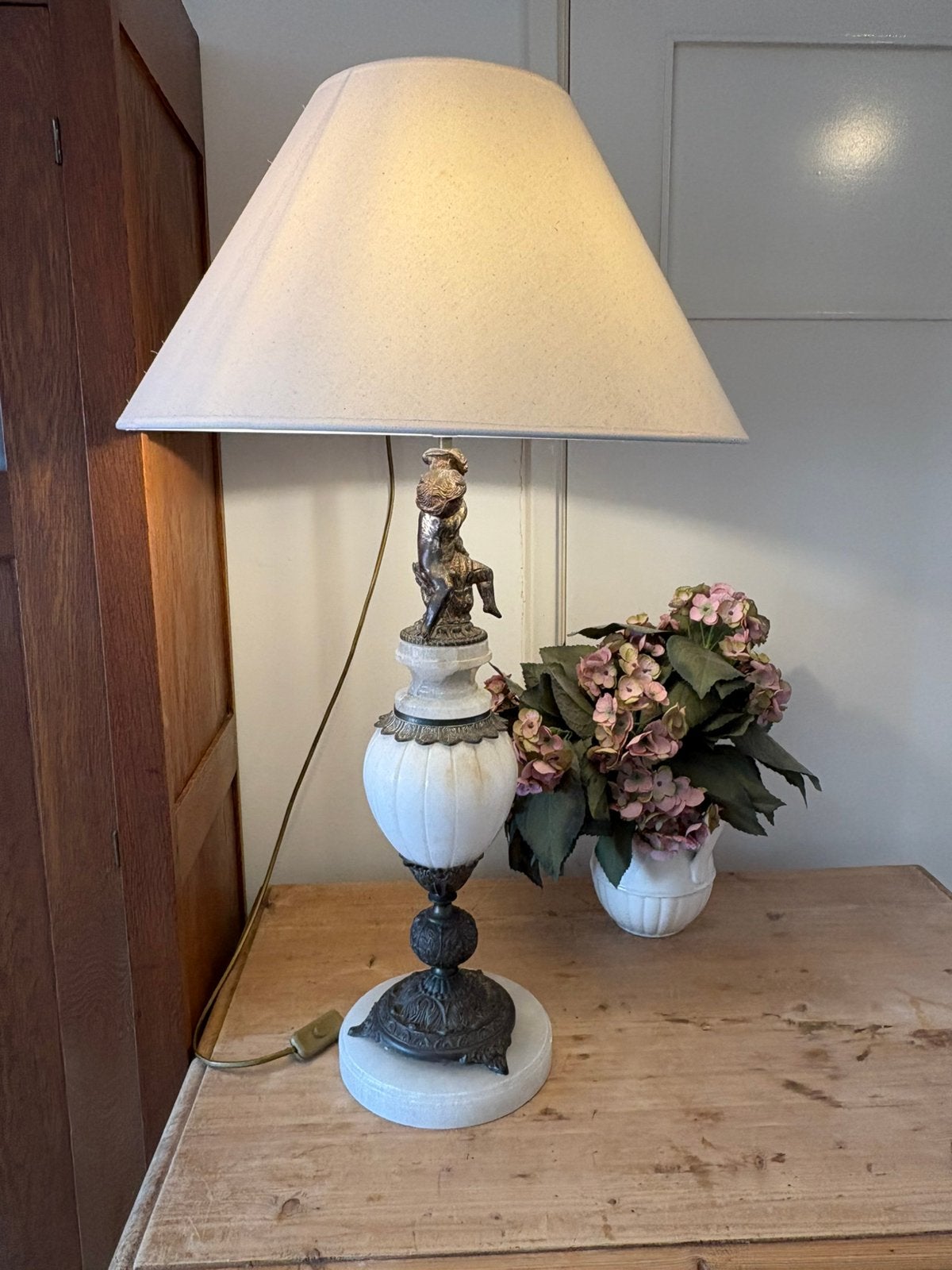 Antieke lamp met albast en bronzen cherubijn, Ophalen of Verzenden, Zo goed als nieuw, Metaal, Klassiek