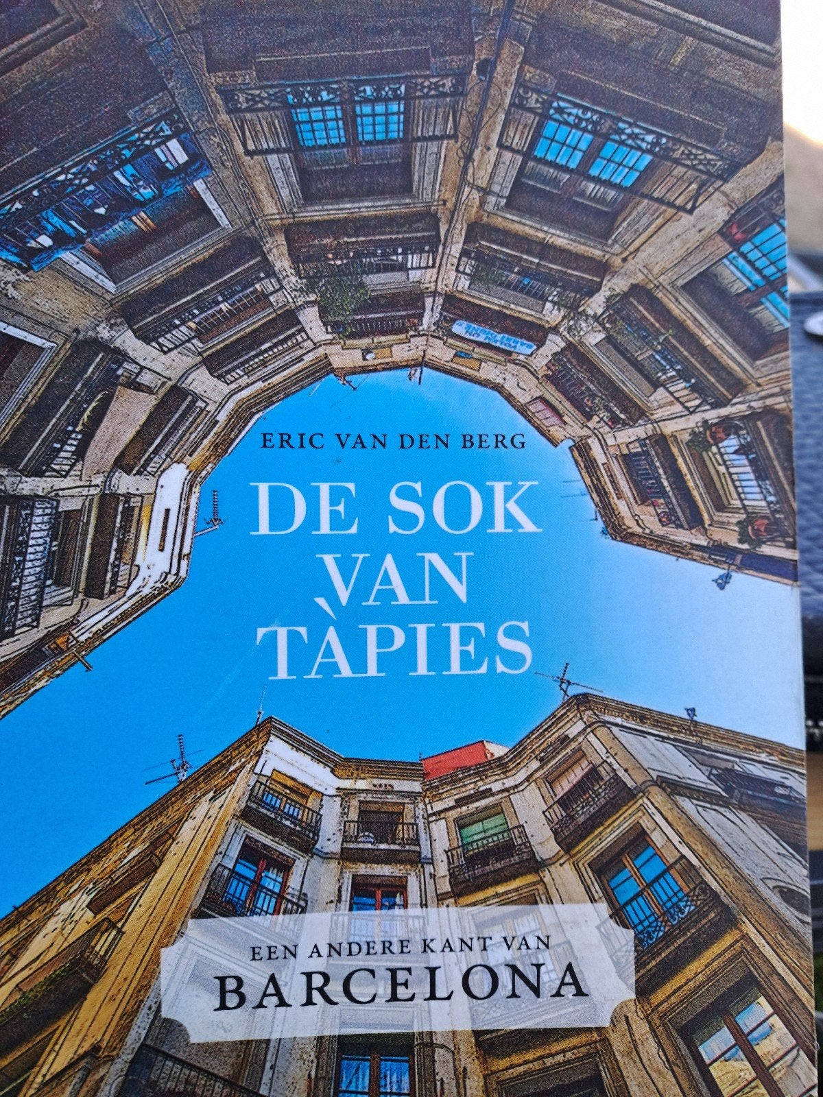 De Sok van Tapies - Een Andere Kant van Barcelona, Ophalen of Verzenden, Gelezen, Eric van den Berg, Europa