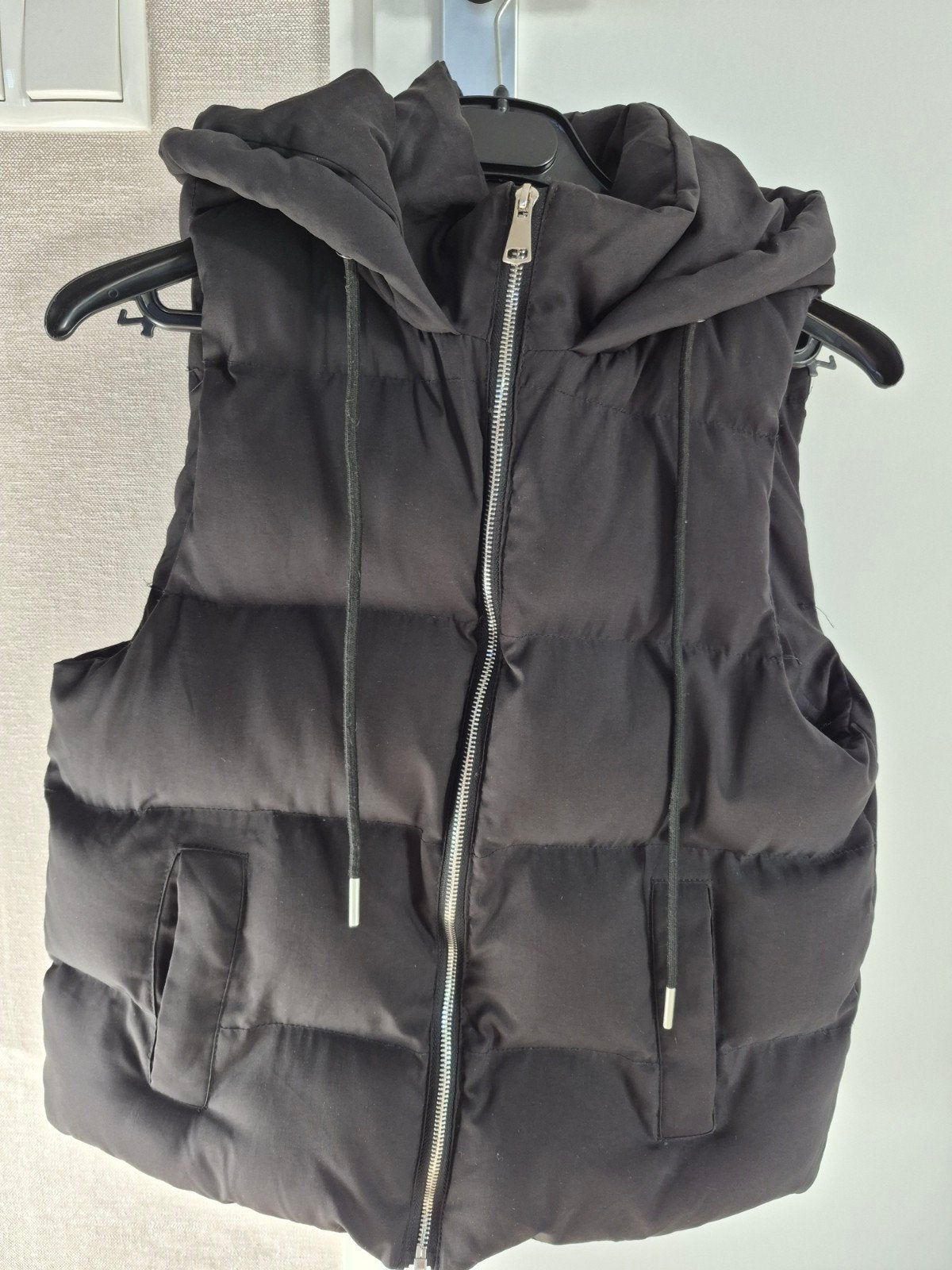 Bodywarmer met capuchon maat S €5,-, Kleding | Dames, Ophalen of Verzenden, Zo goed als nieuw, Maat 36 (S), Zwart