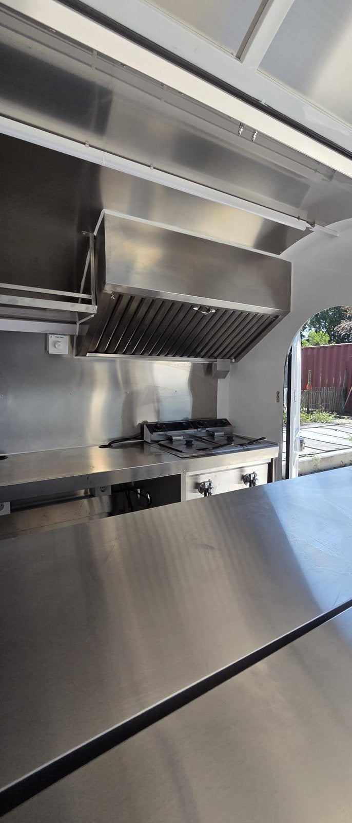 Foto 10 van Foodtruck / Verkoopwagen/ Snackwagen (instapklaar zgan)