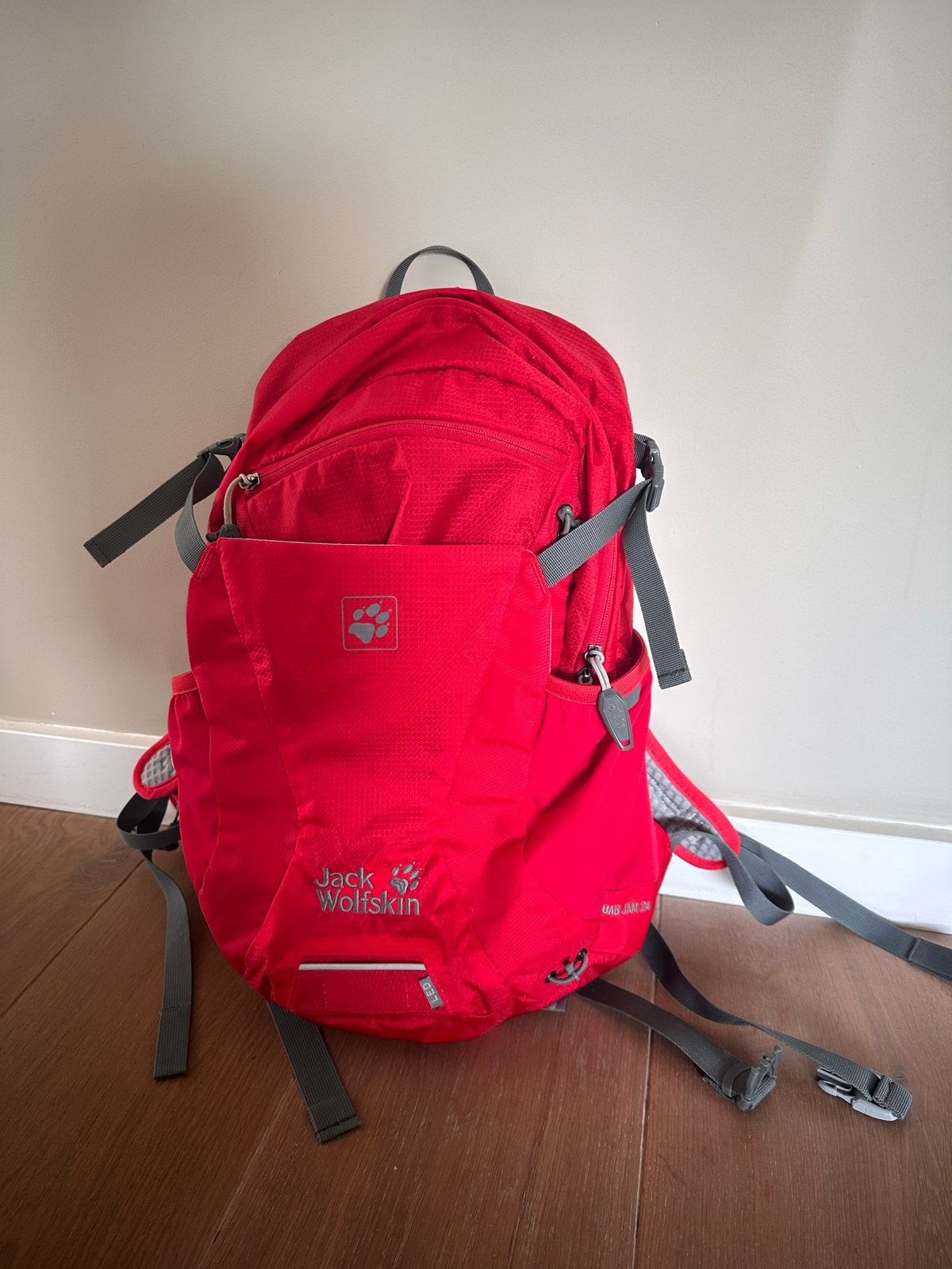 Jack Wolfskin Rugzak Rood - Ideaal voor Trekking en Outdoor, Sieraden, Tassen en Uiterlijk, 25 tot 40 cm, Ophalen of Verzenden
