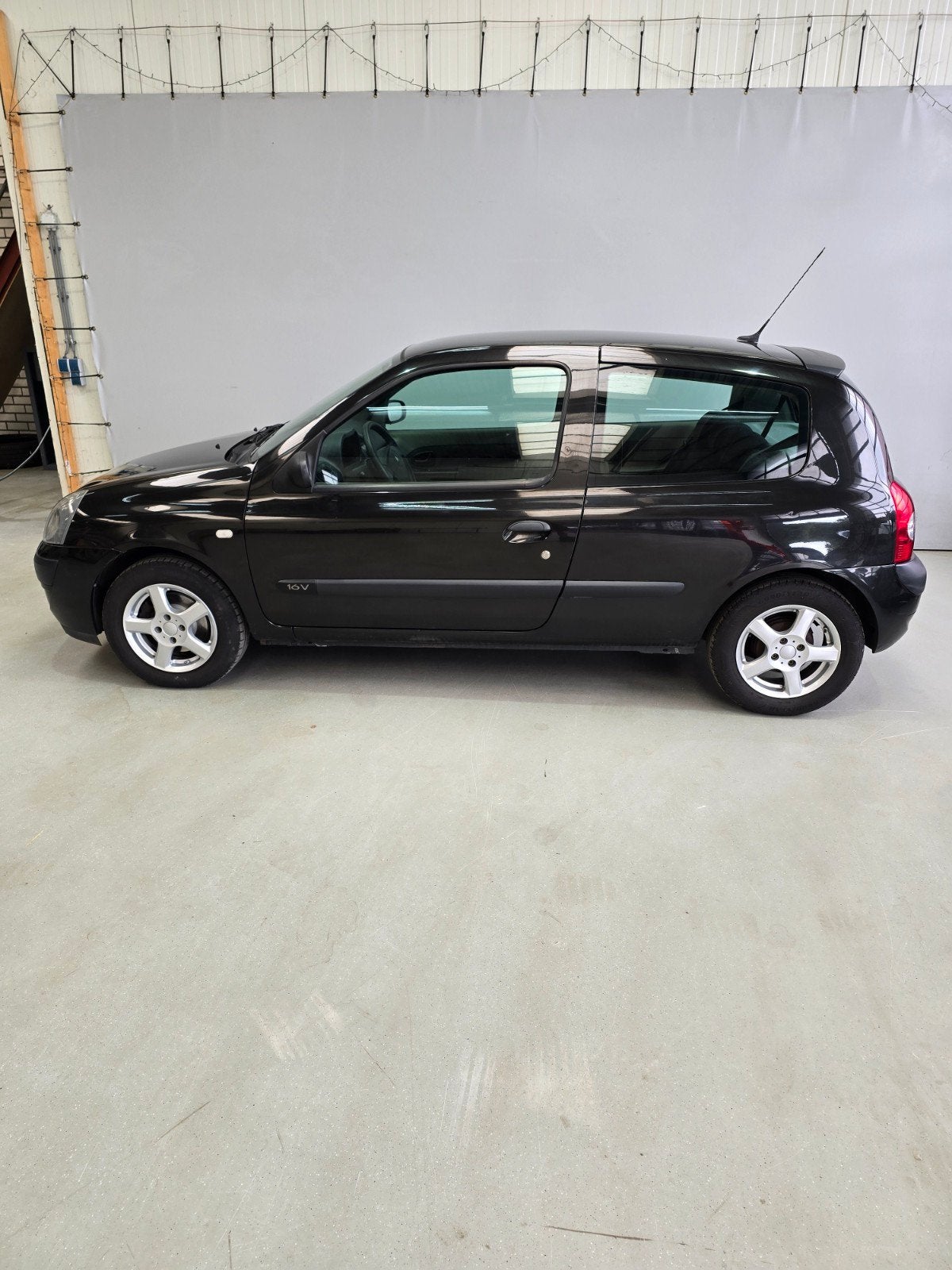Renault Clio 1.2 55KW 2005 Zwart, Voorwielaandrijving, 74 pk, 31 €/maand, Zwart