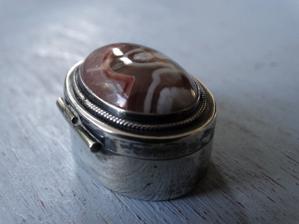 Zilveren doosje met streepagaat, pillendoosje zilver 925, Antiek en Kunst, Verzenden, Zilver