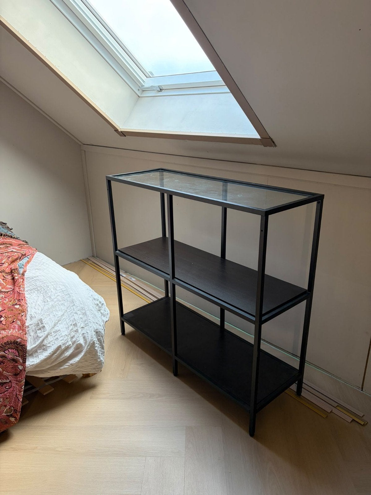IKEA VITTSJÖ Stellingkast, zwartbruin/glas, 100x93 cm, Ophalen, Gebruikt