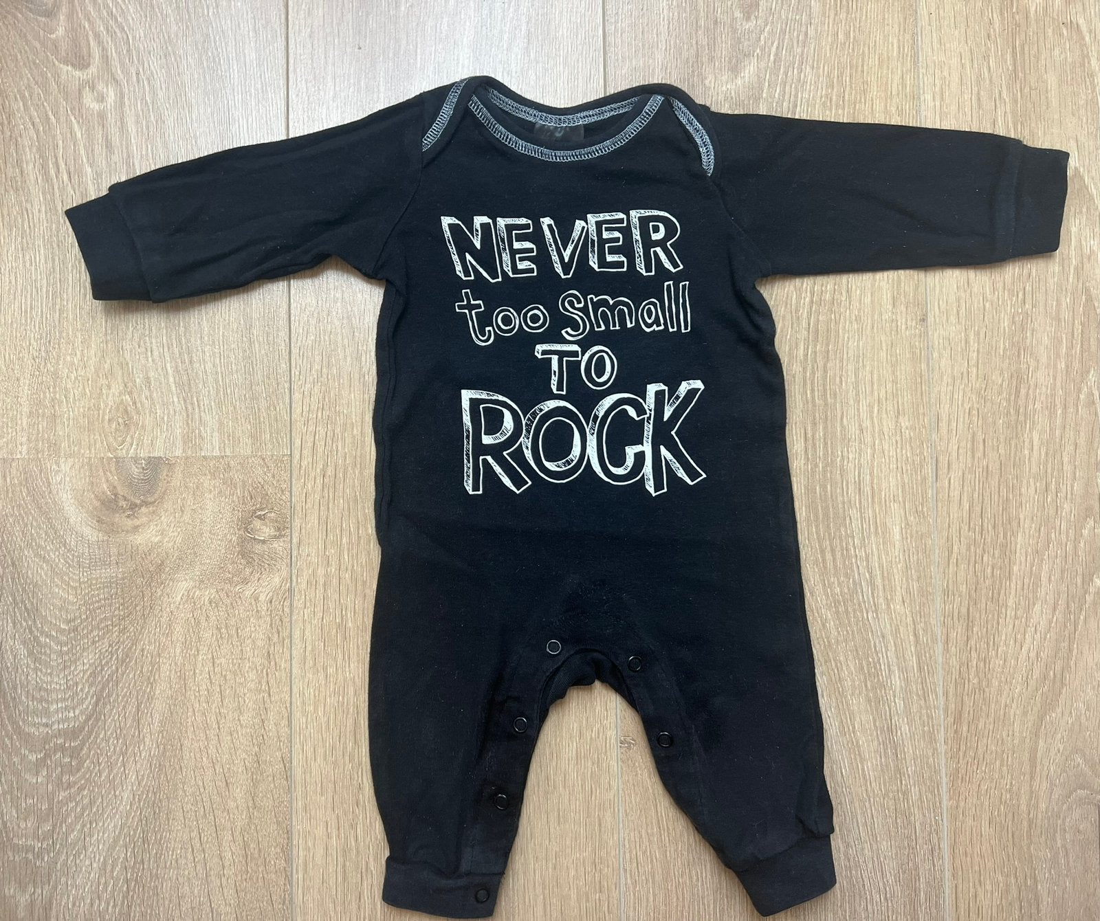 H&M pyjama zwart/wit ‘Never too small to rock’ maat 62, Ophalen of Verzenden, Gebruikt, Jongetje of Meisje, Nacht- of Onderkleding