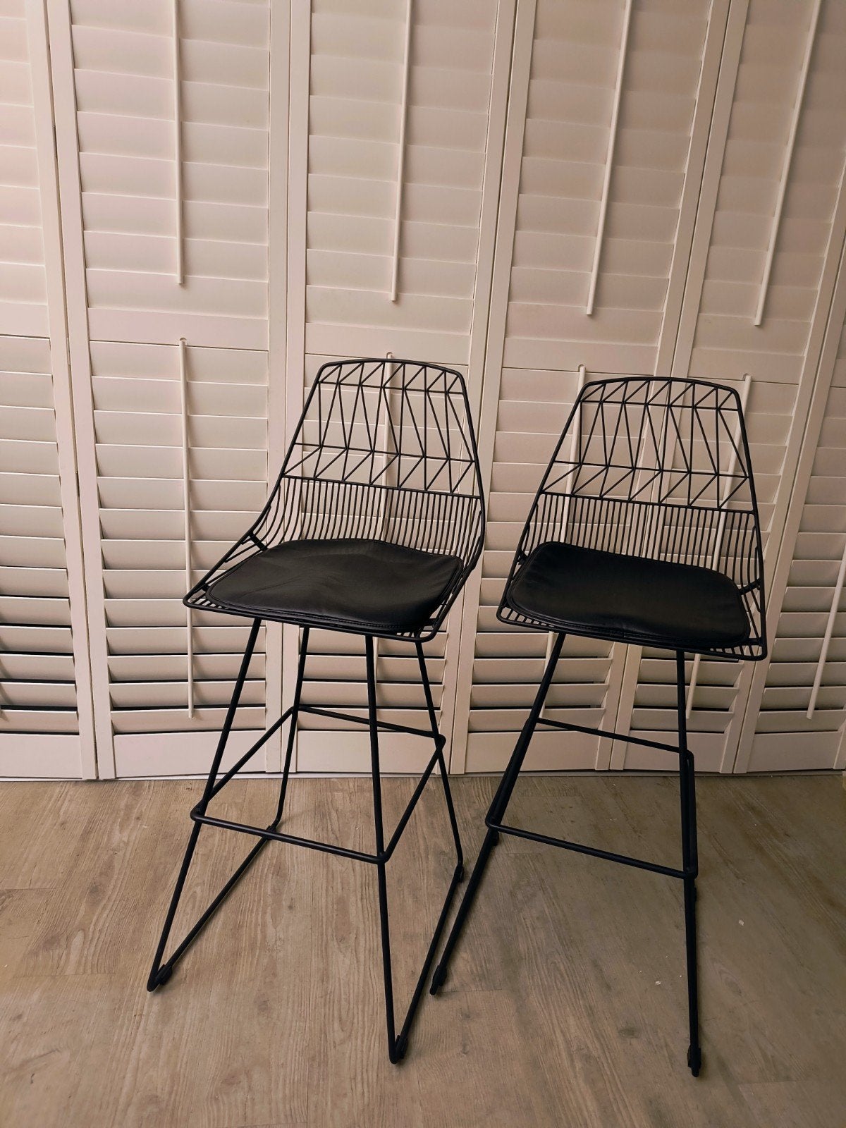 Set van 2 zwarte metalen barkrukken met kussens, Ophalen, Zo goed als nieuw, 90 cm of meer, Metaal