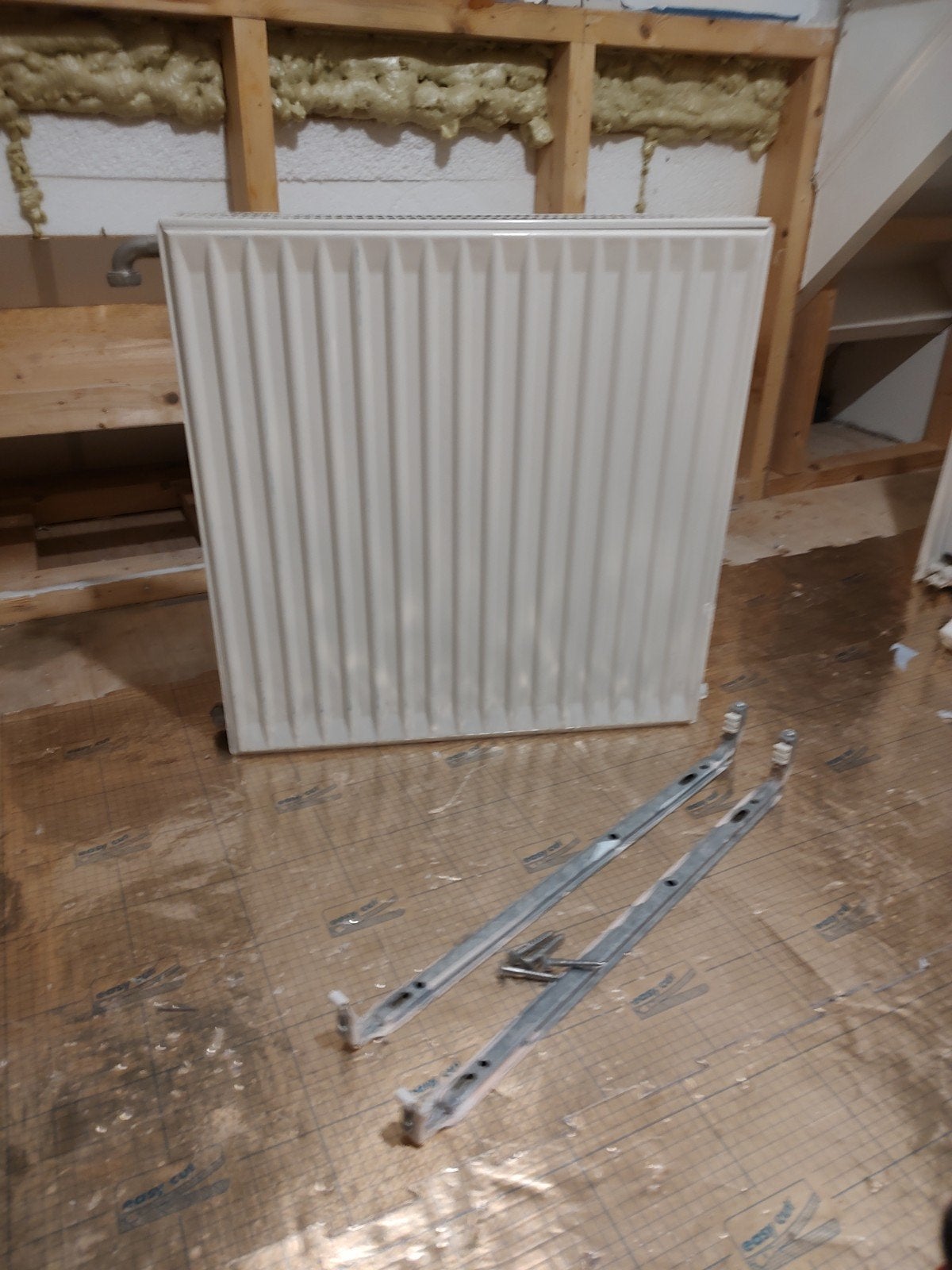 Witte radiator met bevestigingsbeugels, Ophalen, Radiator, 60 tot 150 cm, 80 cm of meer