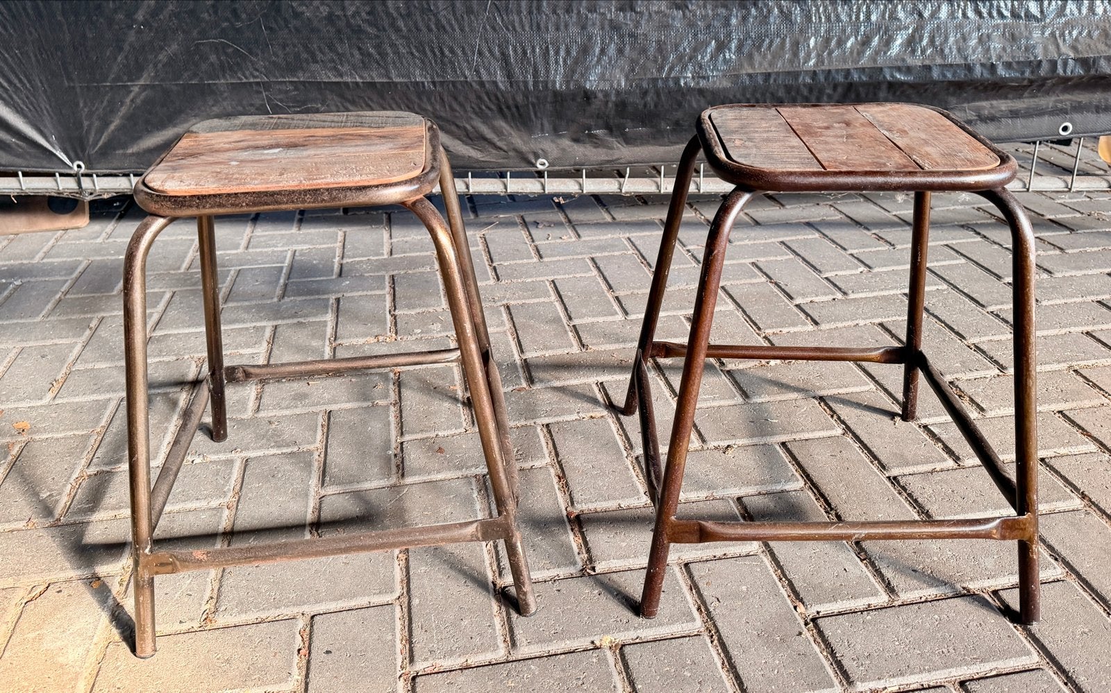 Set van 2 industriële krukken met houten zitting, Ophalen, Gebruikt, IJzer