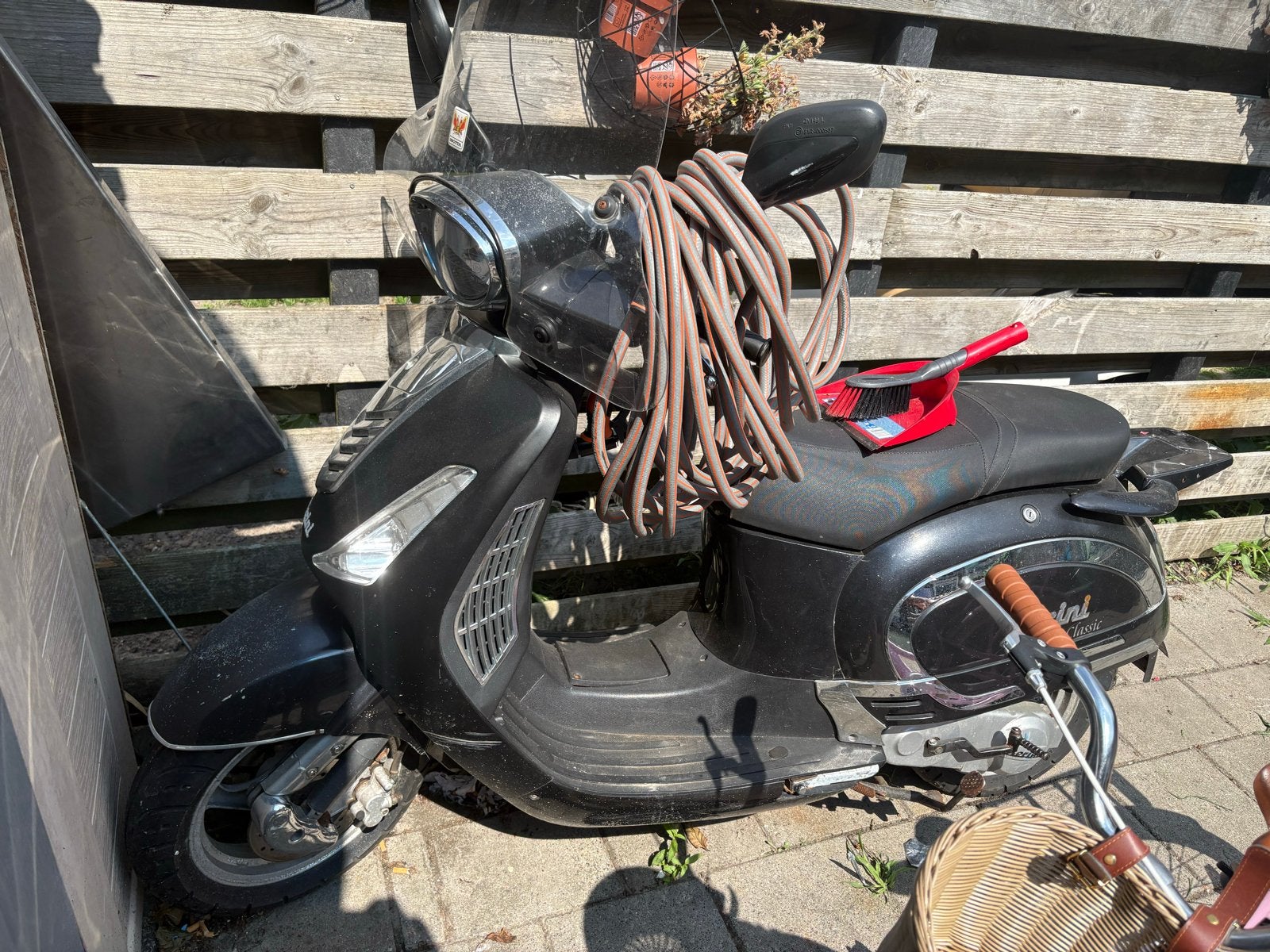 Zwarte Scooter - Ideaal voor stadsritten, Ophalen of Verzenden, Gebruikt, Maximaal 45 km/u, Benzine