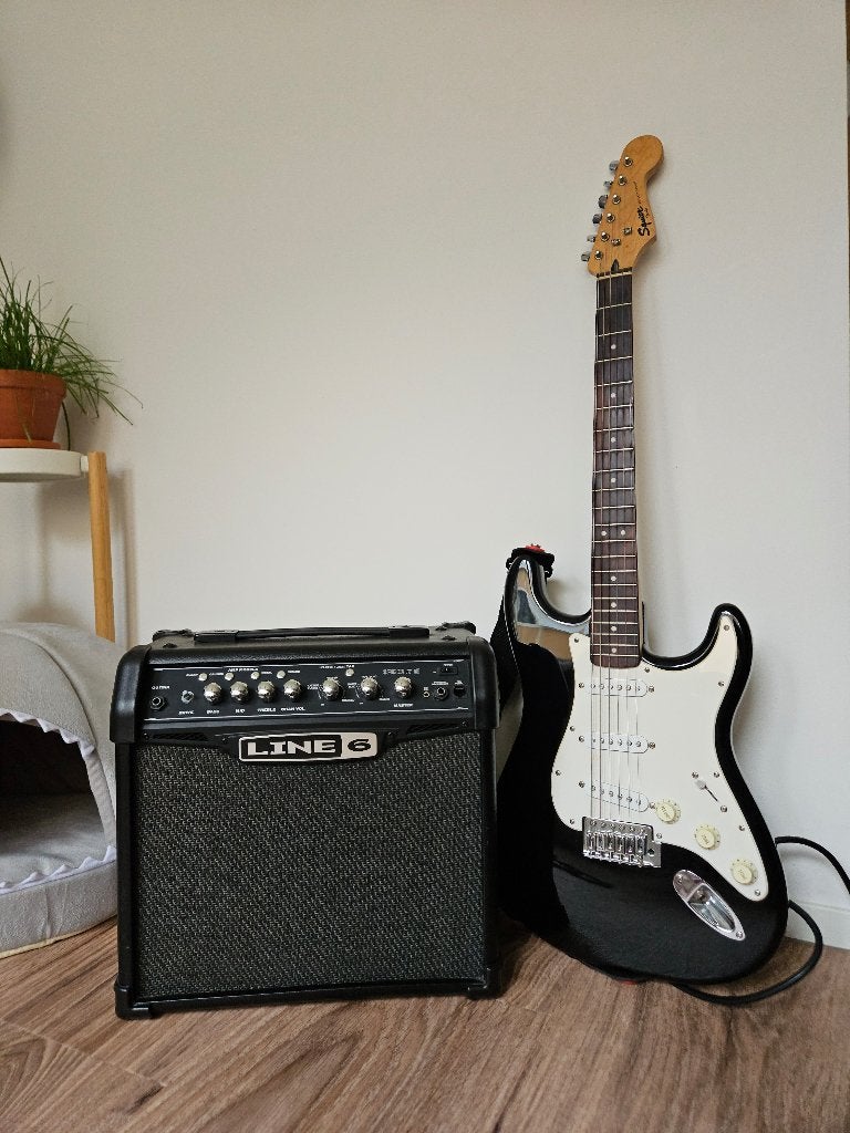 Squier Bullet Strat elektrische gitaar + Line 6 versterker, Muziek en Instrumenten, Met versterker, Zo goed als nieuw, Solid body