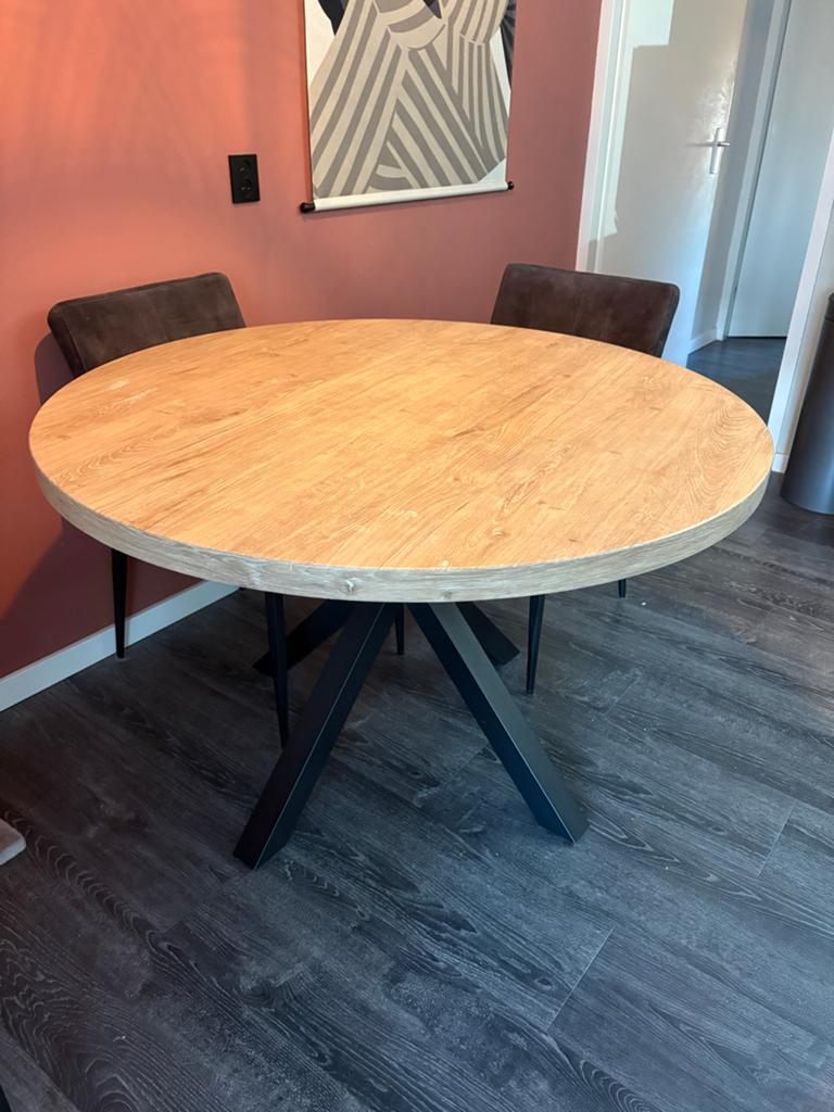 Ronde Kwantum eettafel met zwart metalen onderstel, Huis en Inrichting, Tafels | Eettafels, Ophalen, Gebruikt, 100 tot 150 cm