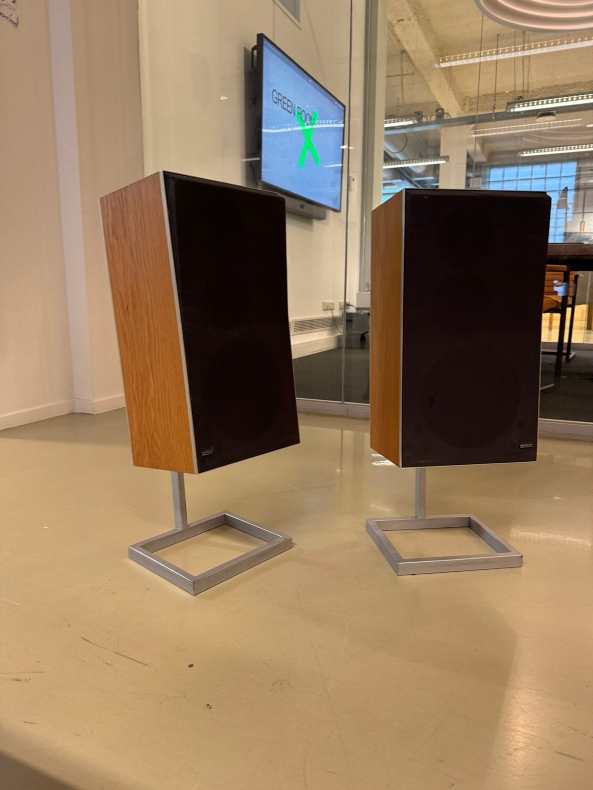 Bang & Olufsen Beovox S45-2 speakers + original stands, Ophalen, Zo goed als nieuw, Minder dan 60 watt, Overige merken