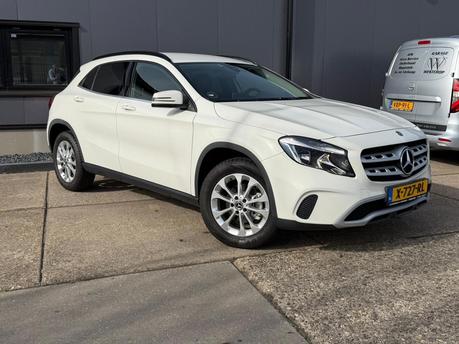 Mercedes-Benz GLA-klasse 200 Premium Plus super nette auto, Auto's, Voorwielaandrijving, Dealer onderhouden, Gebruikt, Leder en Stof