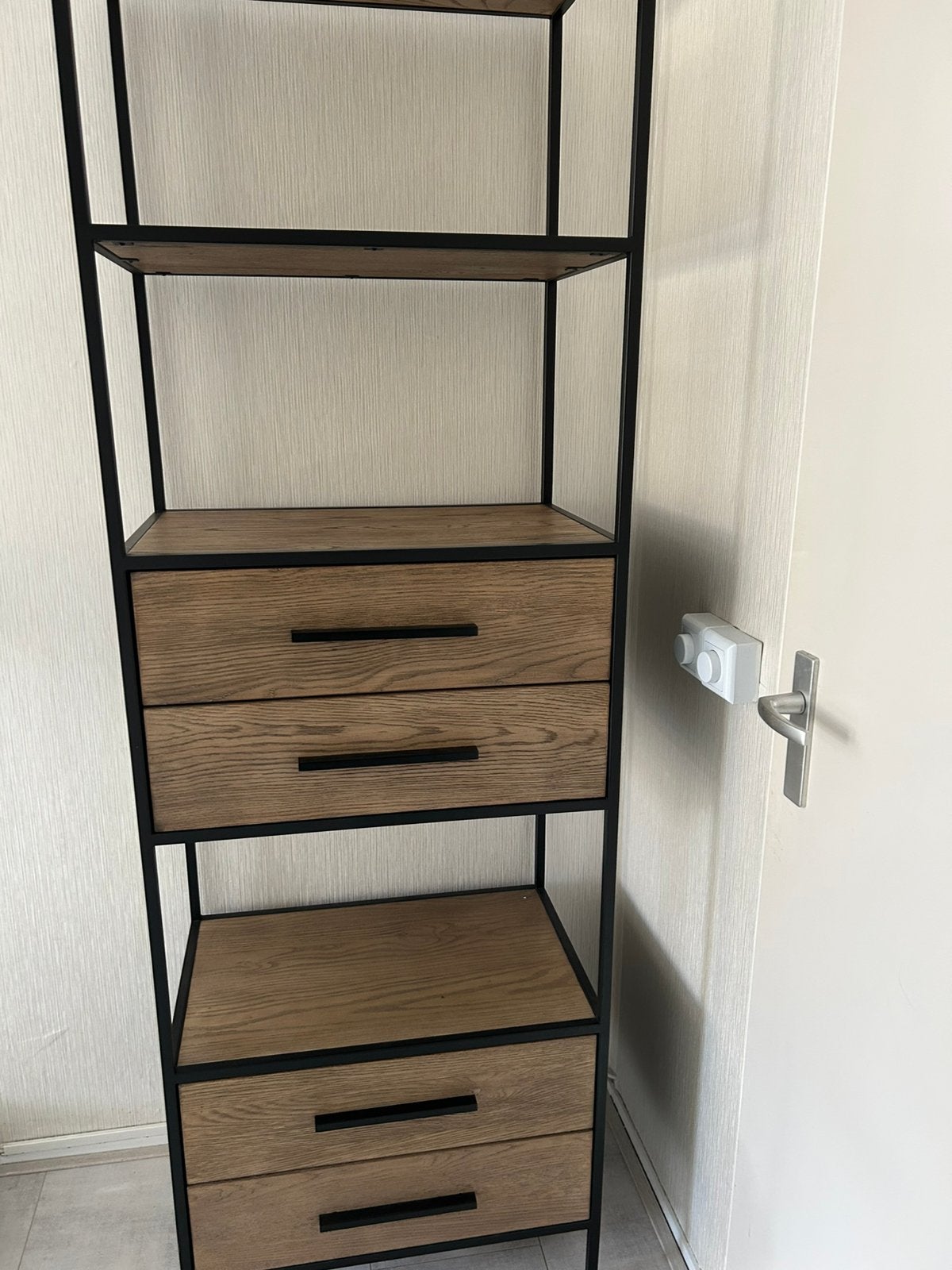 Aangeboden mooie kast, Ophalen, Met plank(en), Zo goed als nieuw, Minder dan 150 cm