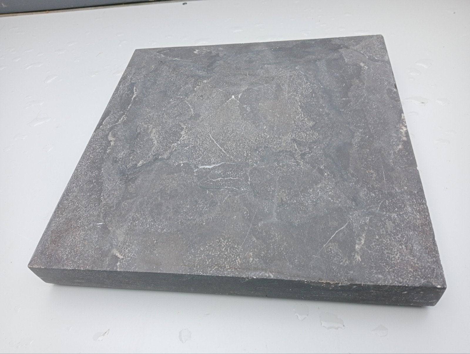 Natuurstenen tegels - Donkergrijs/zwart, Ophalen, Hardsteen, Zo goed als nieuw, 20 tot 40 cm