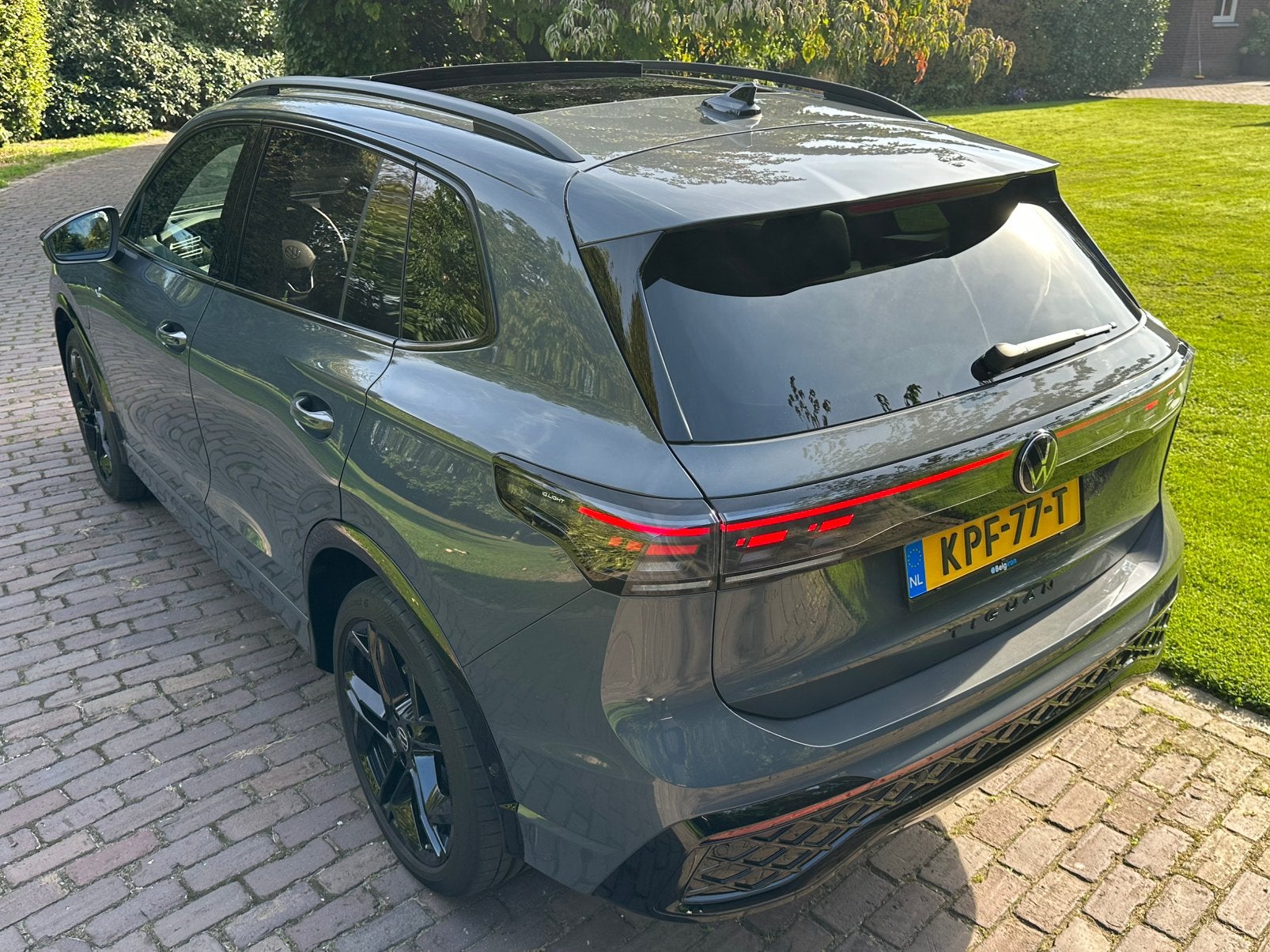 Foto 8 van Volkswagen Tiguan Hybride 272PK R-Line 2025 Dolphin Grijs