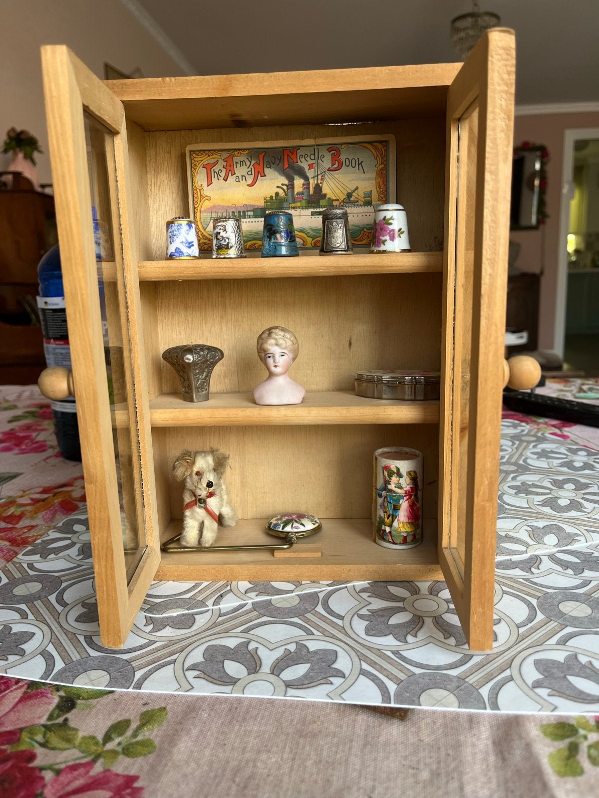 Houten vitrinekastje met glazen deurtjes, Ophalen of Verzenden