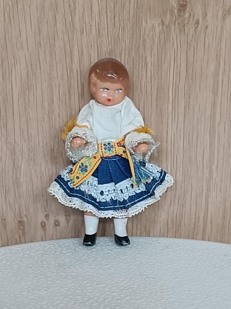 Oud poppenhuis popje in klederdracht, Ophalen of Verzenden, Gebruikt, Poppenhuis