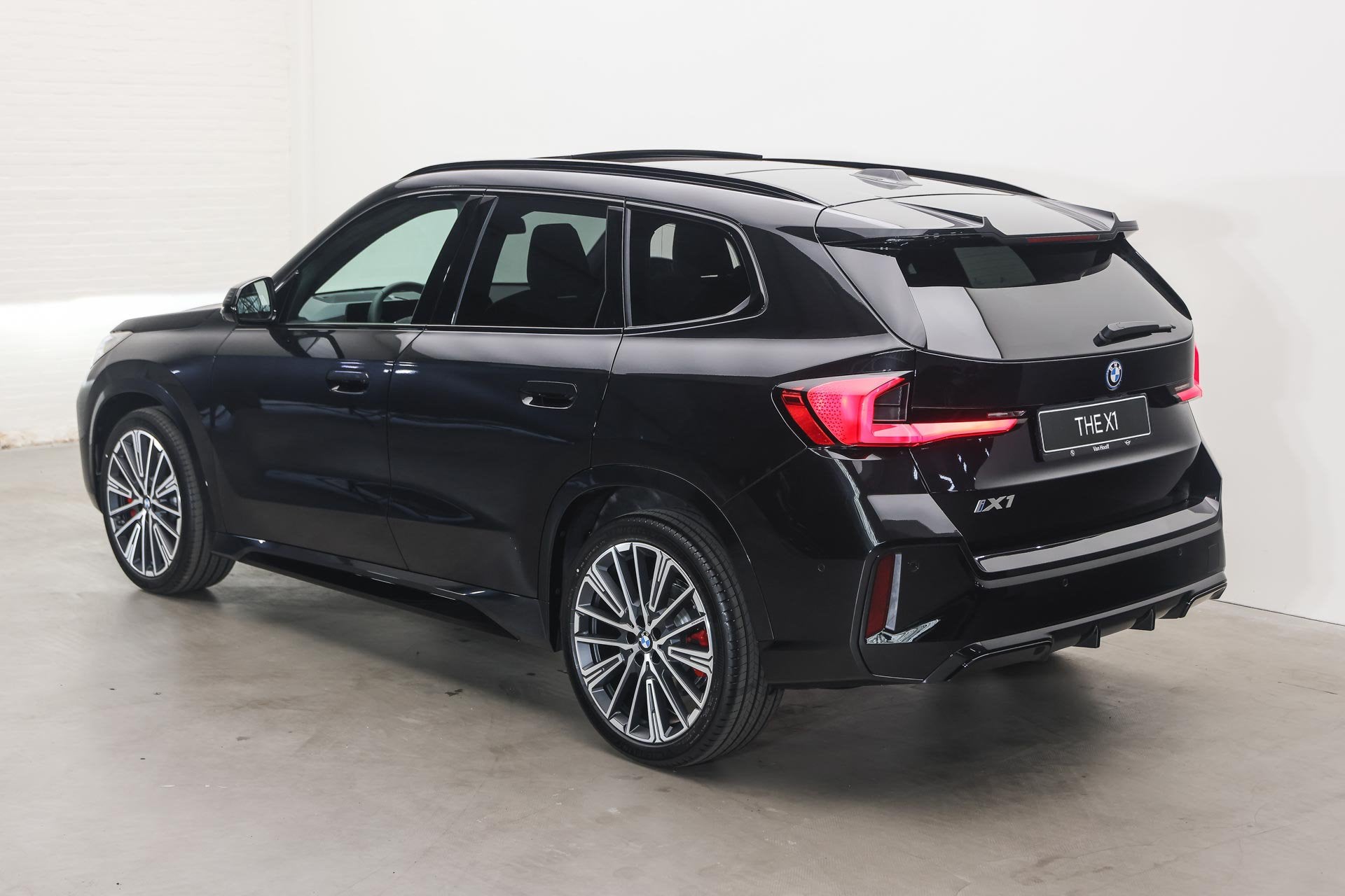 BMW iX1 eDrive20 M Sport / Panoramadak / Trekhaak / Sportsto, Dealer onderhouden, Zwart, Zwart, Nieuw