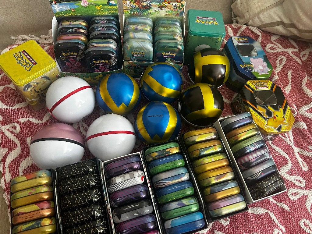 Pokemon tin blikken en ballen met munten en stickers, Hobby en Vrije tijd, Verzamelkaartspellen | Pokémon, Ophalen of Verzenden