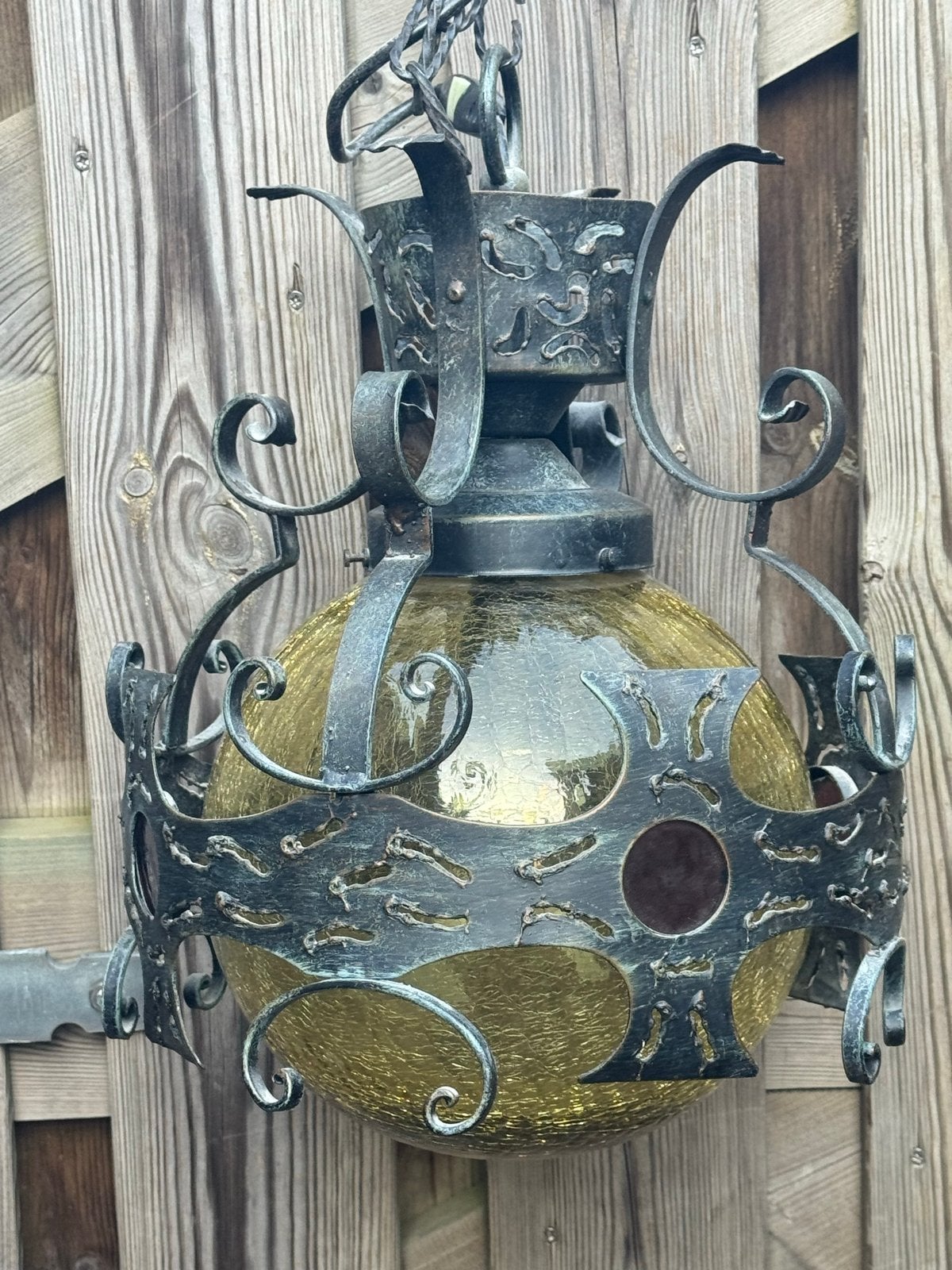 Vintage smeedijzeren hanglamp met geel glazen bol, Ophalen of Verzenden, Gebruikt, Metaal