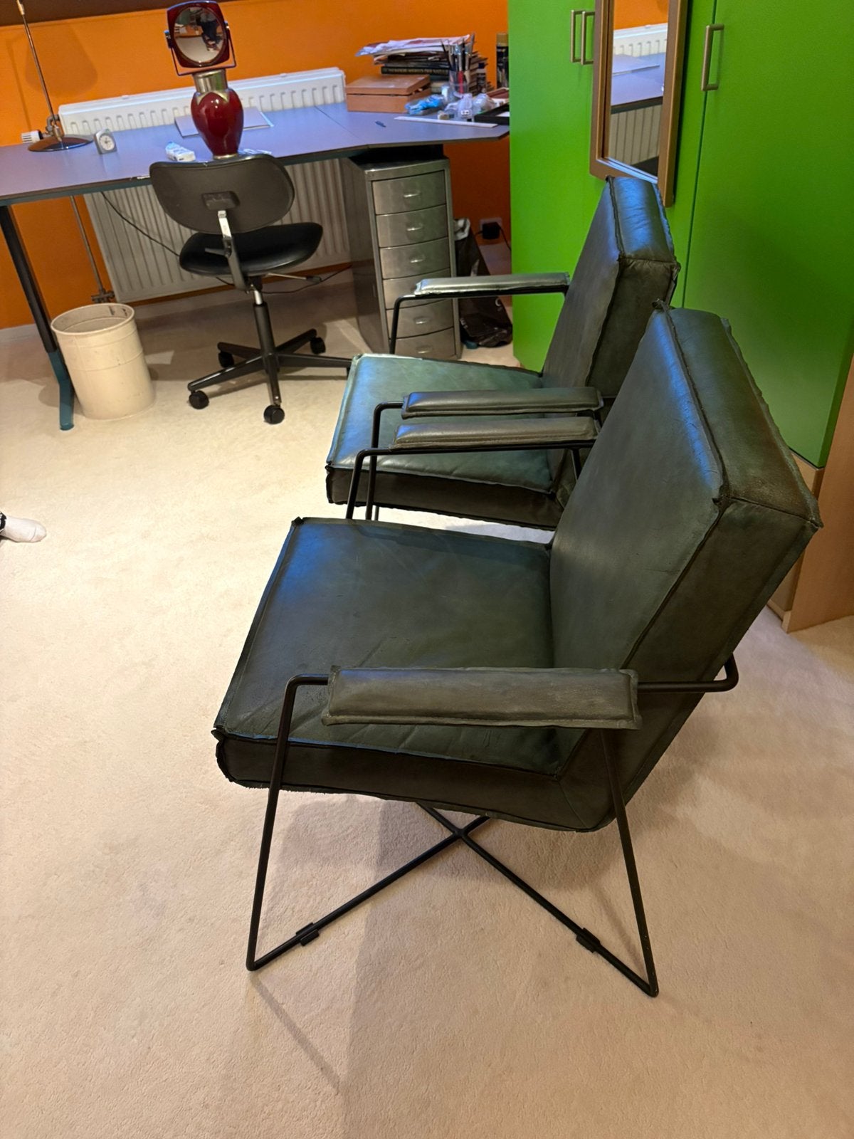 2 leren stoeltjes, met metalen onderstel, Huis en Inrichting, Gebruikt, Twee, Overige kleuren, Leer