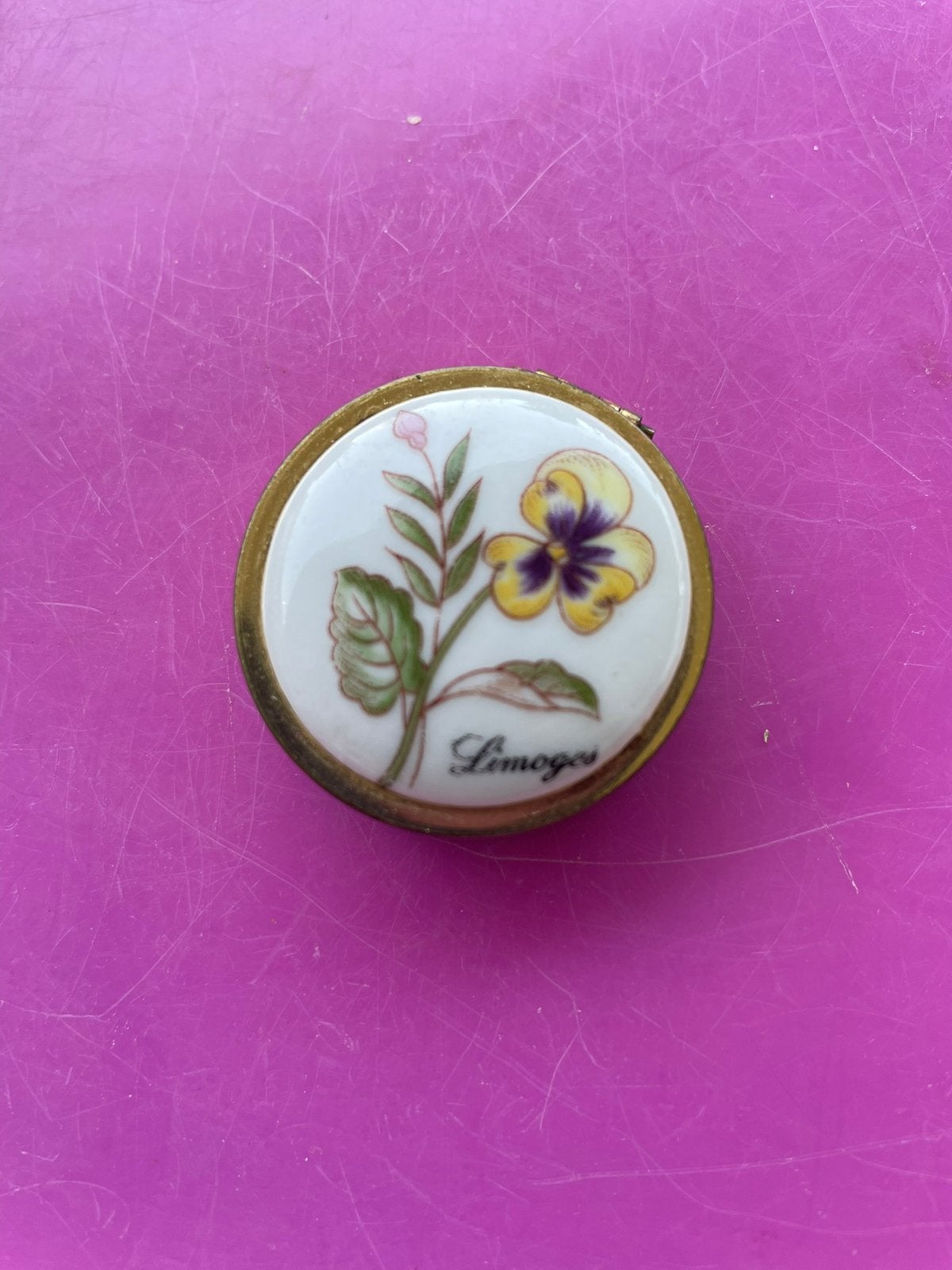 Limoges oud pillendoosje. Viooltje ., Ophalen of Verzenden, Gebruikt, Overige kleuren, Overige materialen