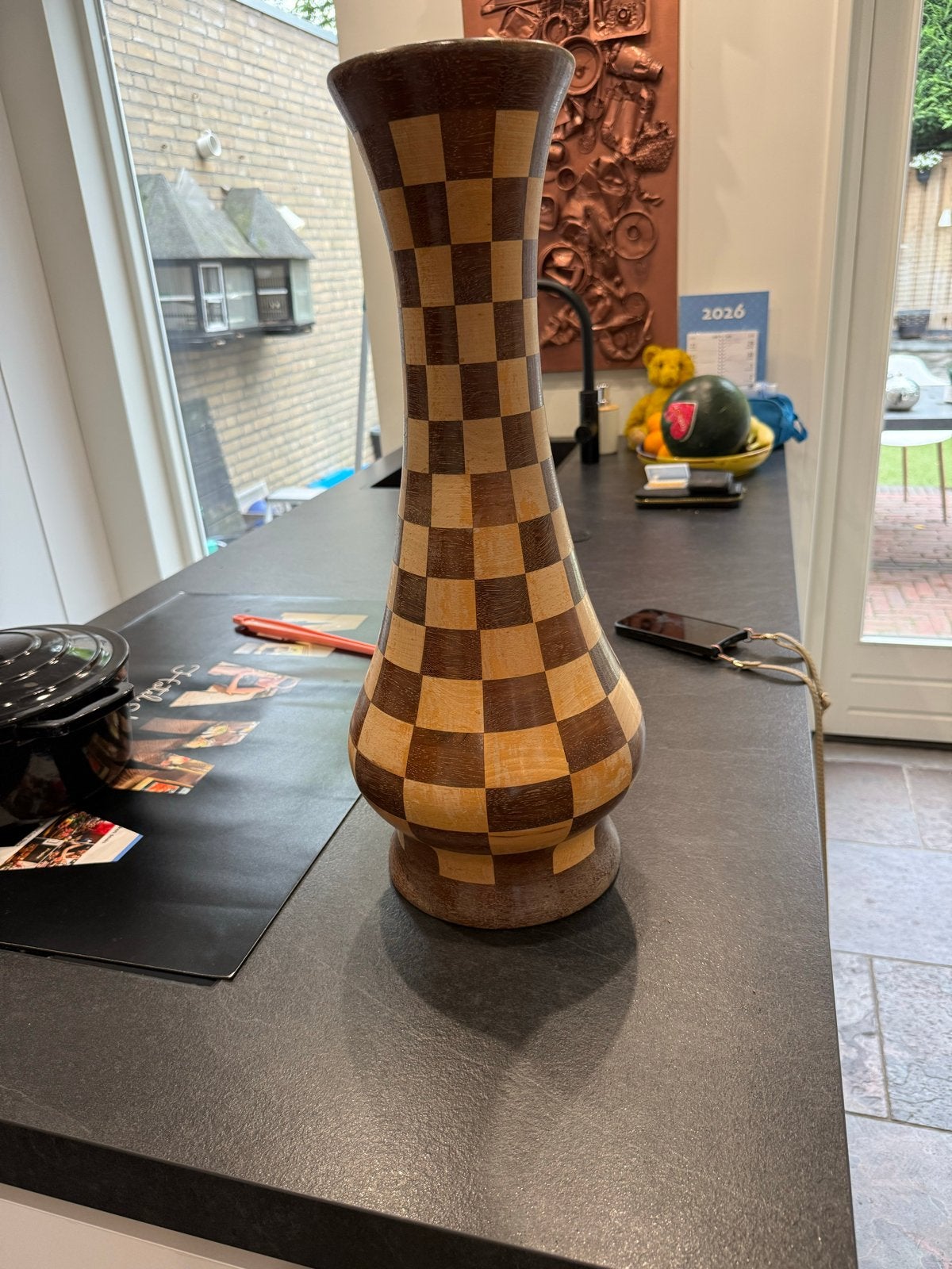 Unieke houten vaas met schaakbordpatroon wooden pottery, Ophalen