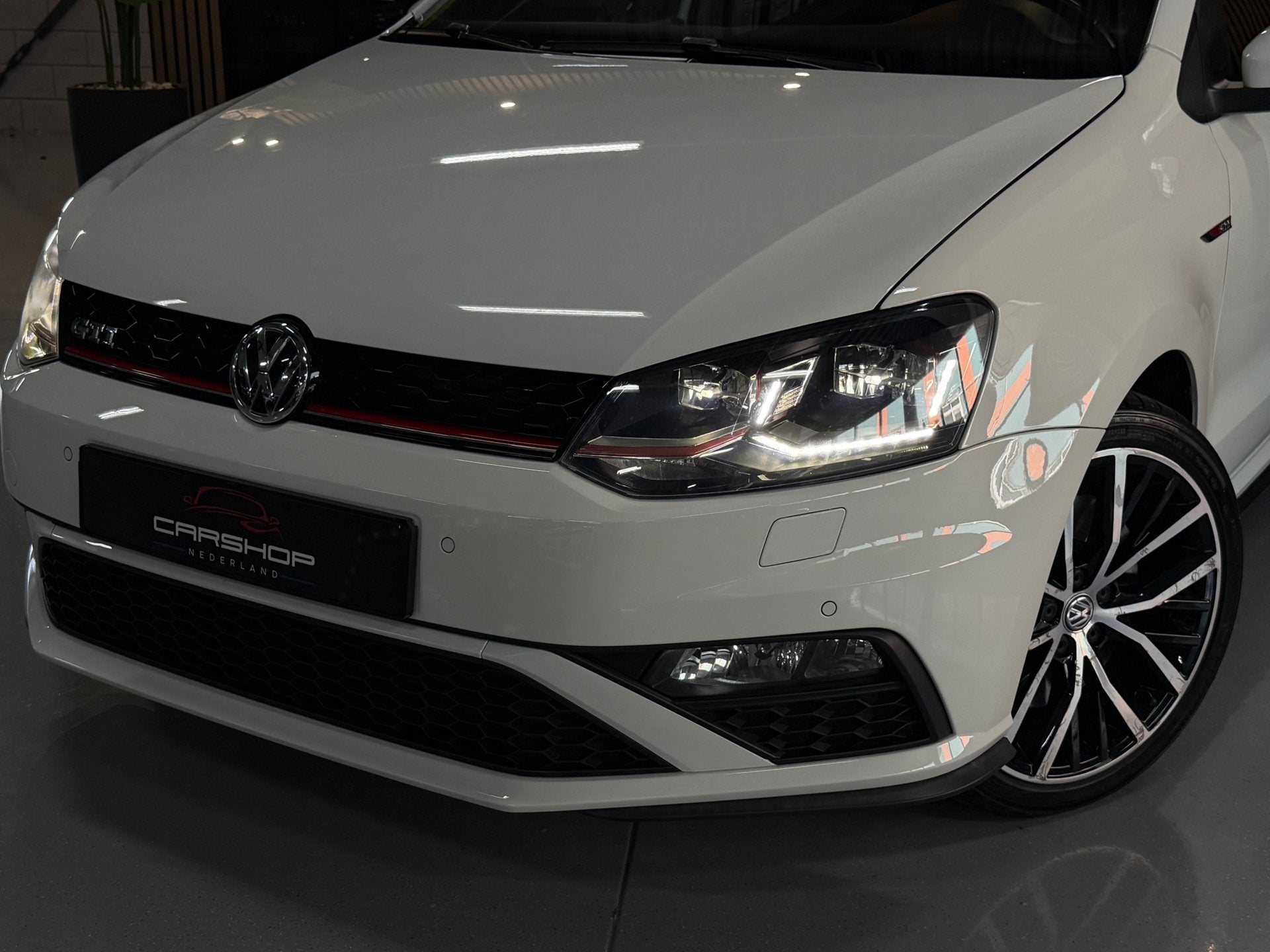 Volkswagen Polo 1.8 TSI GTI PANO/STOELVRM/CAMERA/PDC/LED, Auto's, Voorwielaandrijving, Zwart, Wit, Bedrijf
