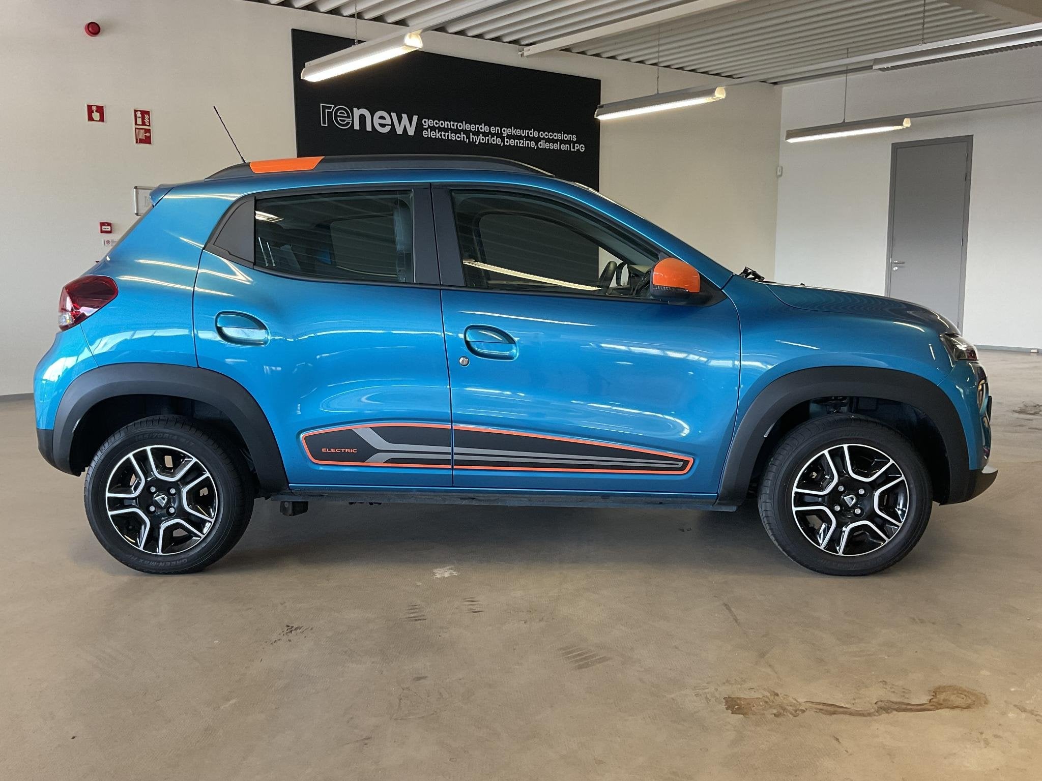 Dacia Spring Comfort Plus 27 kWh | CARPLAY l ANDRIOD AUTO |, Auto's, Gebruikt, Zwart, Leder en Stof, Te koop