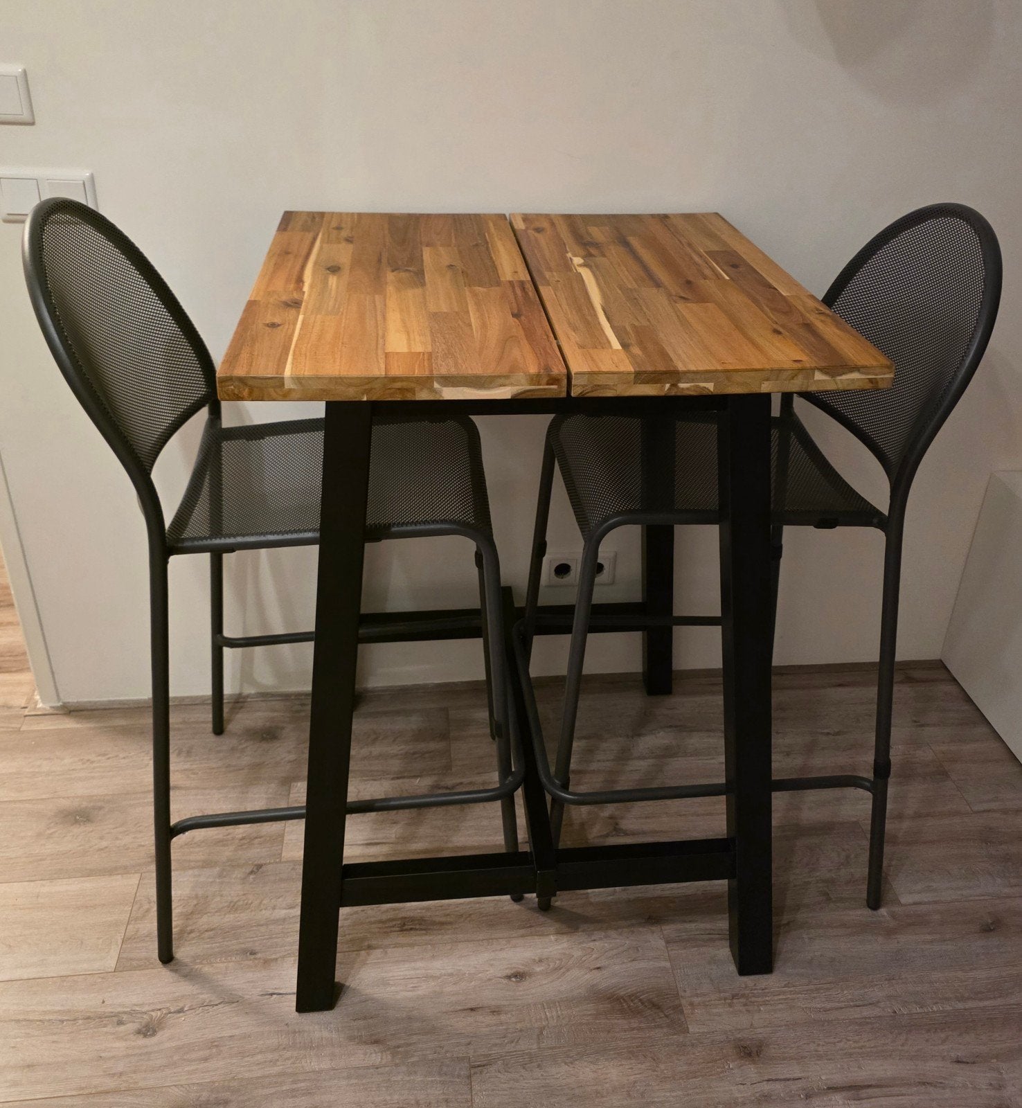 Ikea bartafel Tybyn + 2 krukken, Huis en Inrichting, Ophalen, Zo goed als nieuw, Inclusief barstoelen